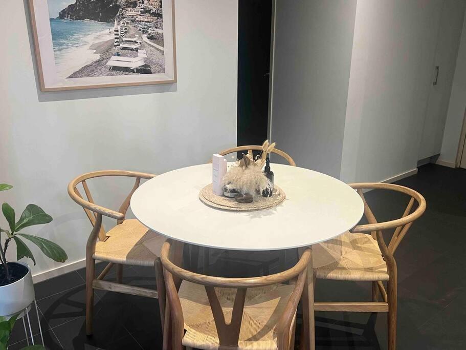Glen Iris Gem - Modern Apartment with Car Park