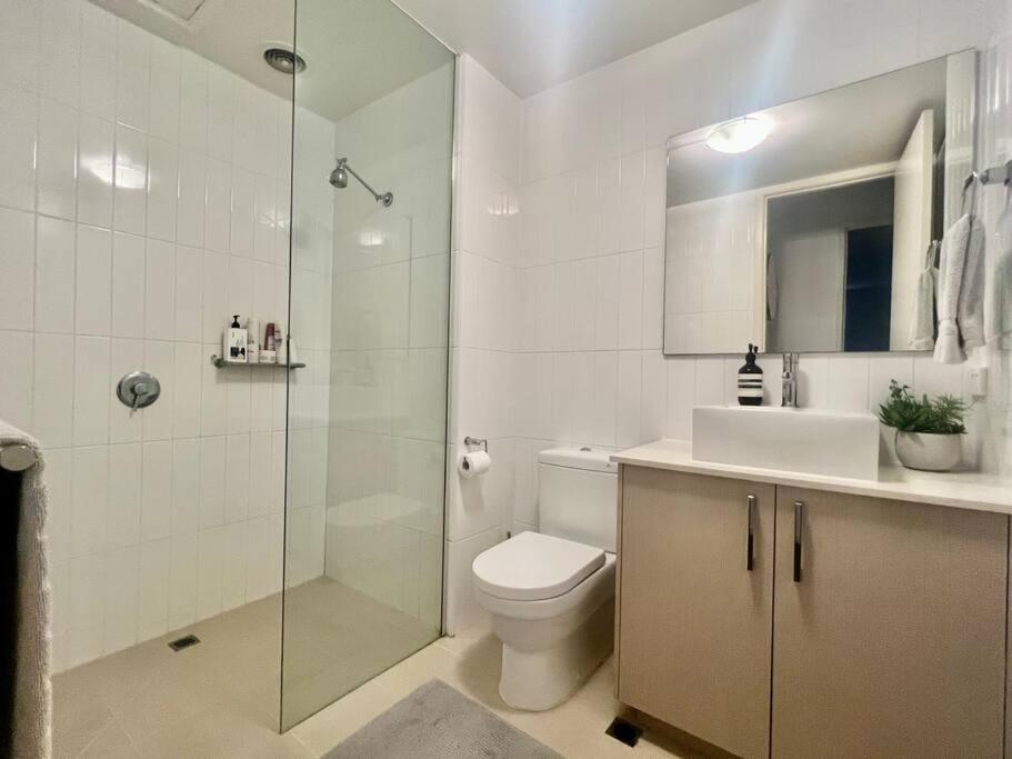Glen Iris Gem - Modern Apartment with Car Park