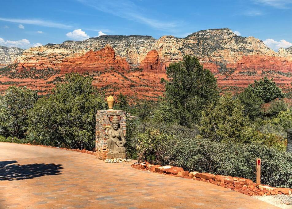 As Seen in Conde Nast Traveler - Modern Luxury - Epic Red Rock Views - Private Trail Access - Sauna, Steam Room, Hot Tub, Pool and Wellness Services view 5