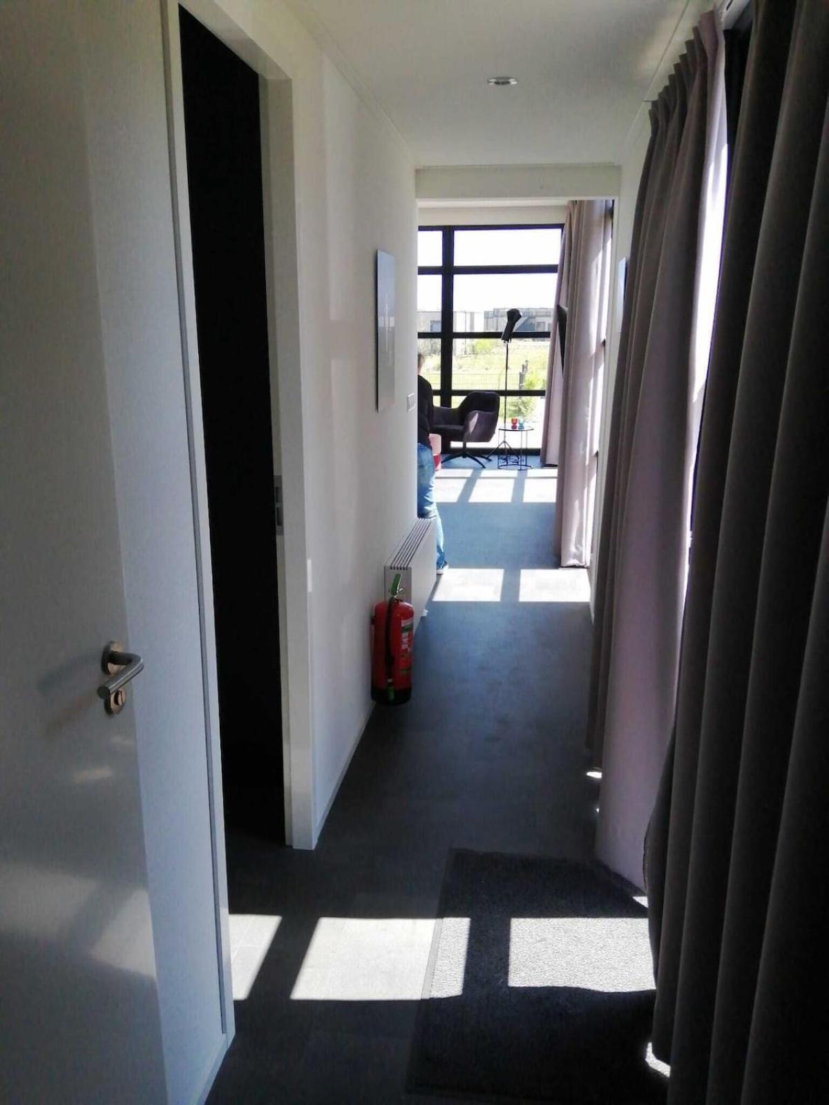 Enkhuizer Strand Chalet Sonnenblume Vierte Reihe mit Zaun Haus Nr 234 view 4