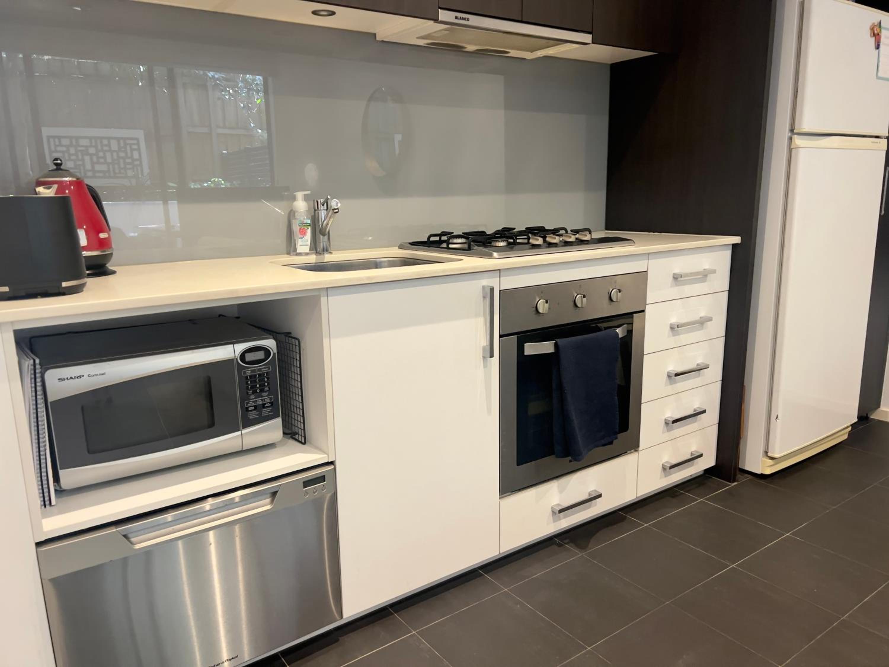 Glen Iris Gem - Modern Apartment with Car Park