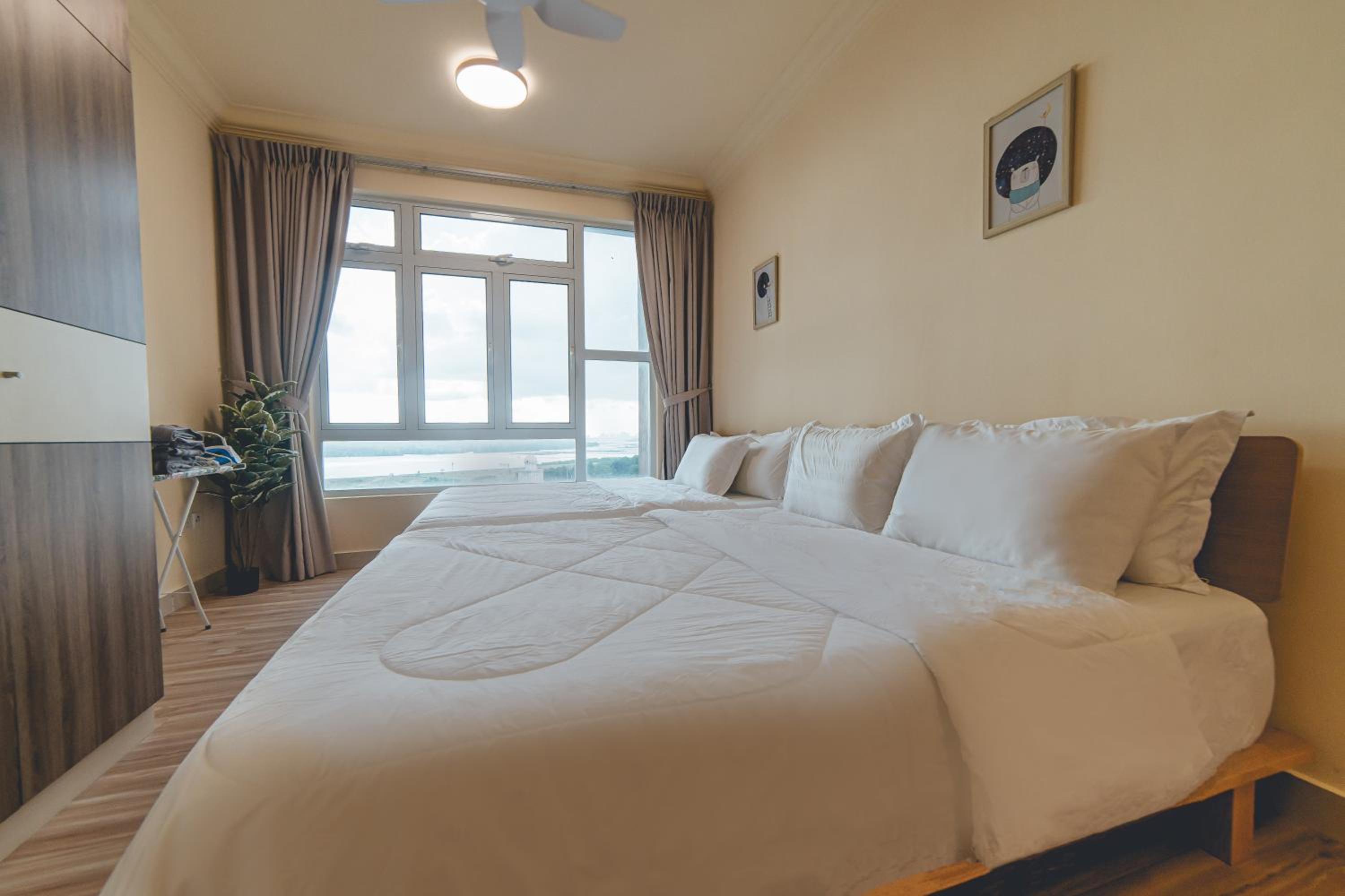 GoldenSand Seaview 6pax 2BR MUJI by Our Stay