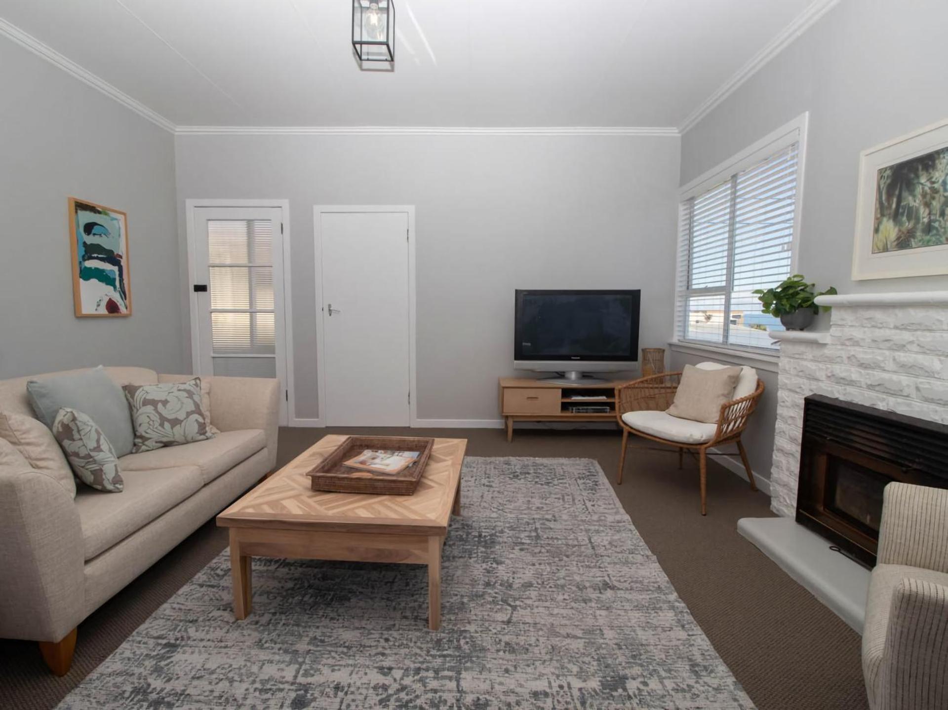 Blue Water Cottage - with beachfront coastal views view 5