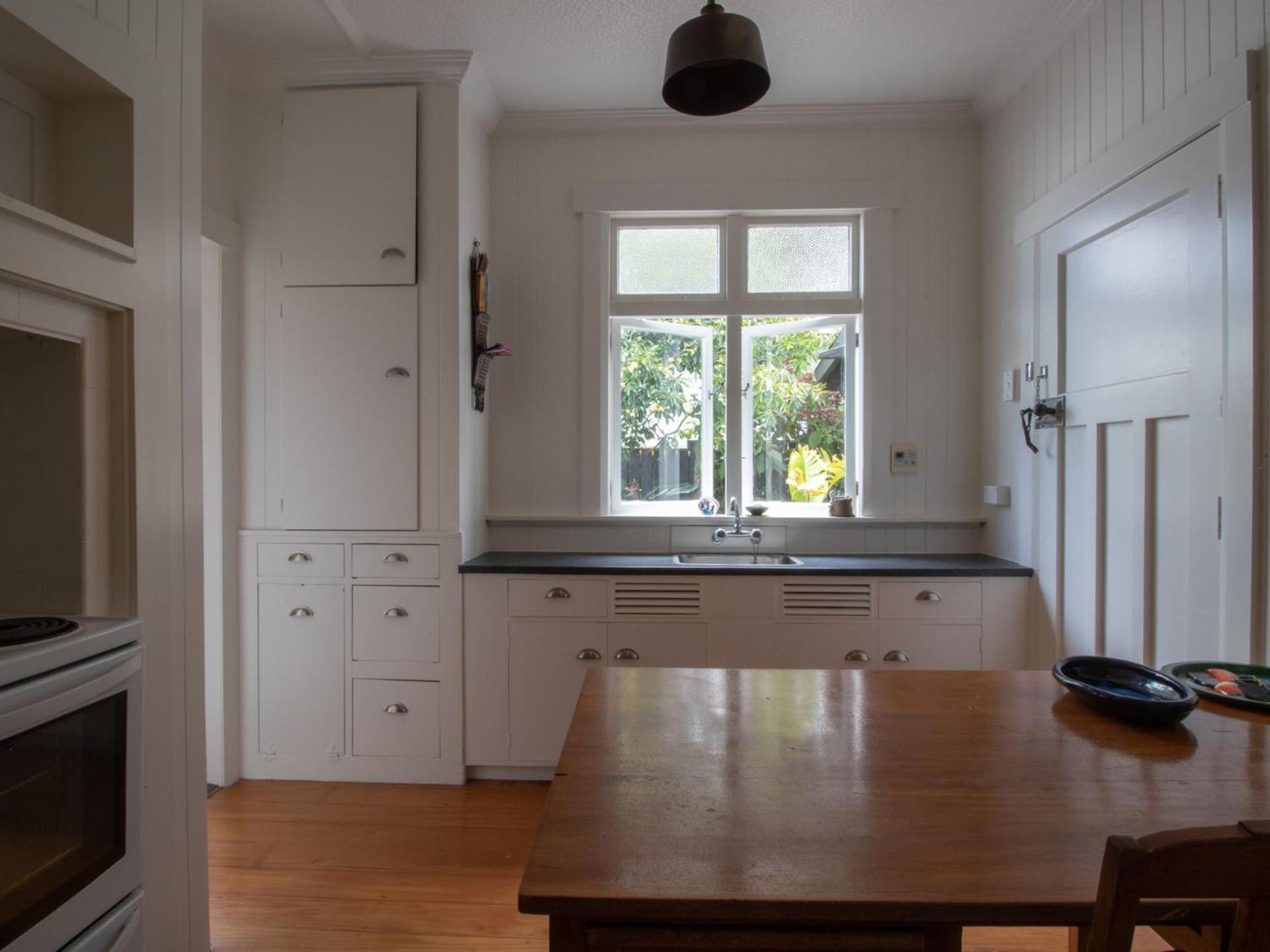 Bungalow Eight - 1930s charm near Pukekura Park