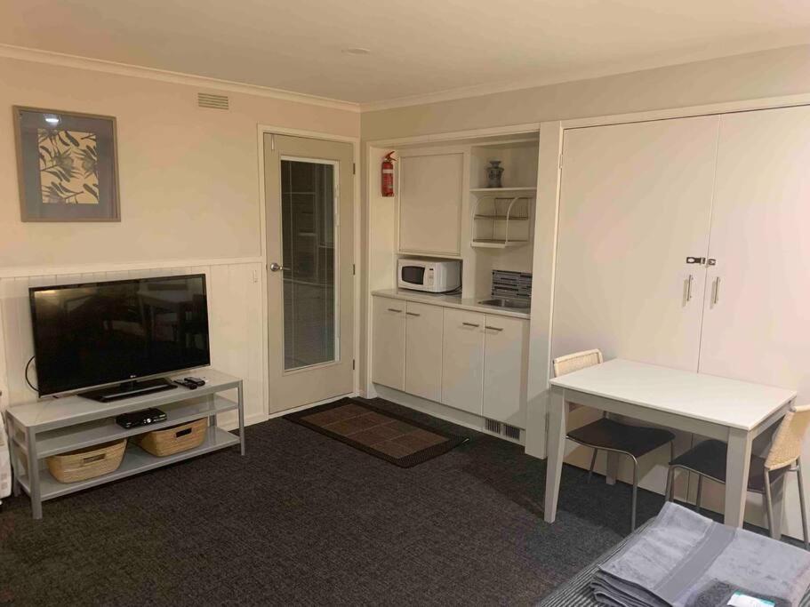 Studio with private entrance in old Torquay
