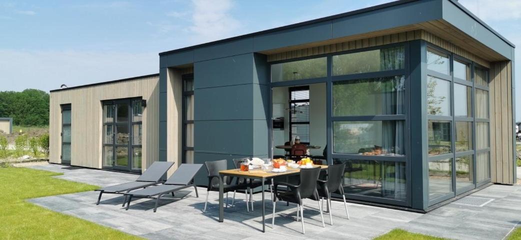 Enkhuizer Strand Chalet Aiwenore Dritte Reihe mit Zaun Haus Nr 246 view 2