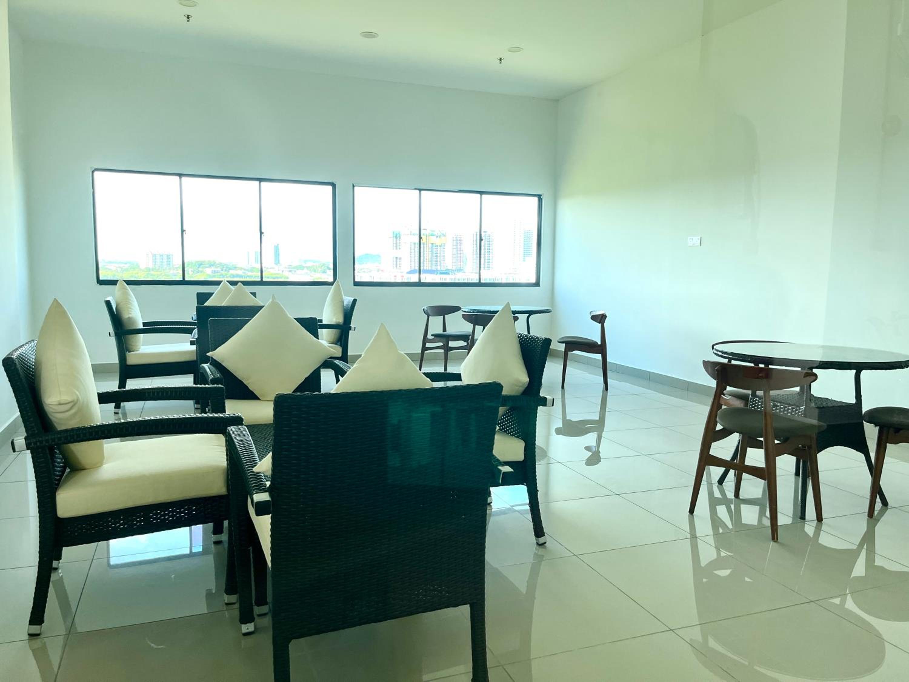 Serenity in the City: Stylish with Panoramic Views photo 2