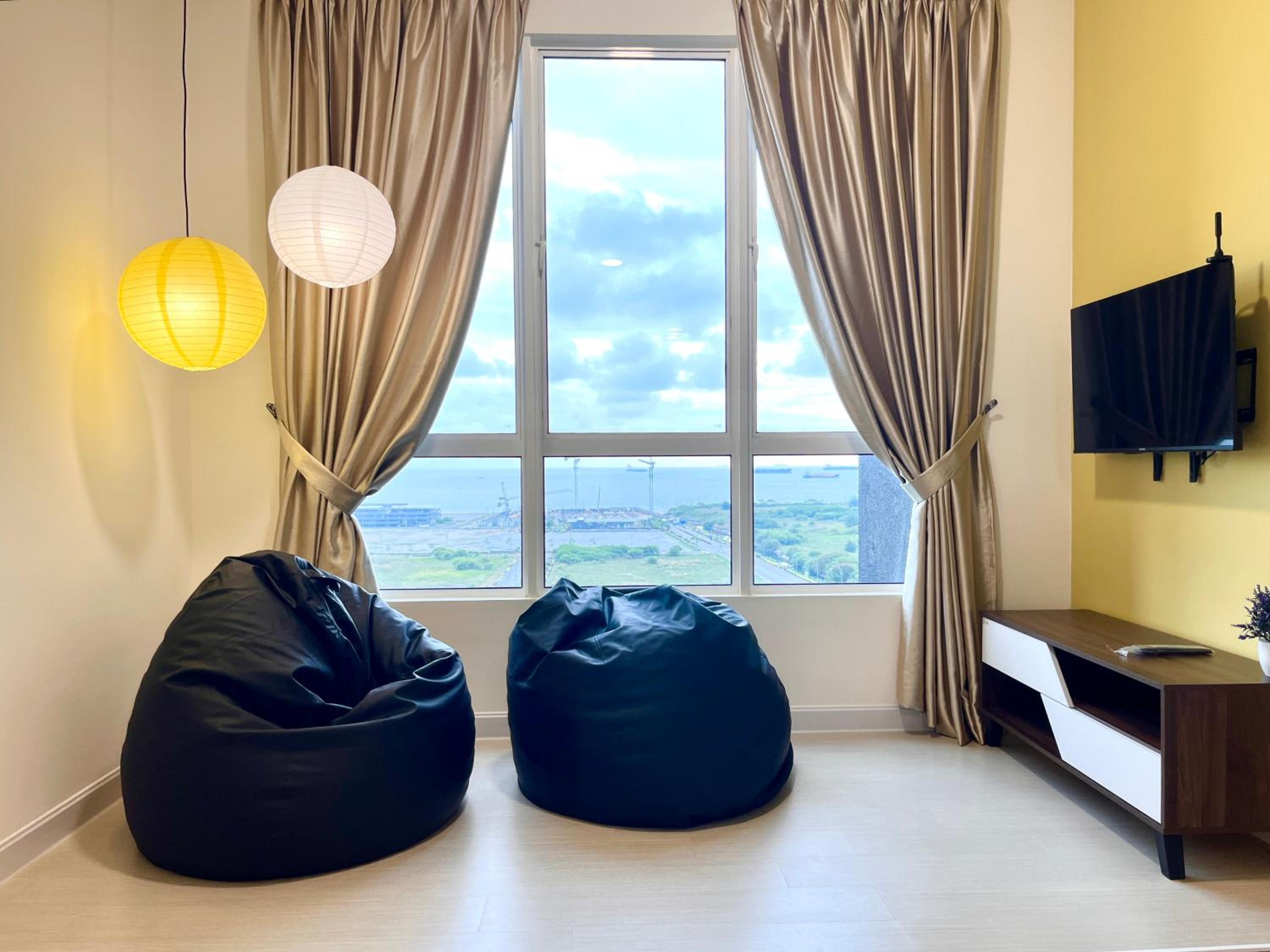 Serenity in the City: Stylish with Panoramic Views photo 4
