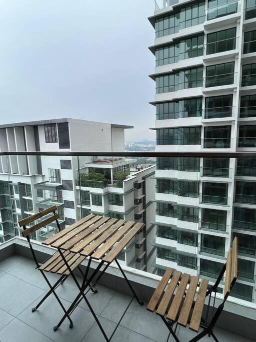 KL Sunway Velocity 1-5pax connected to Mall & MRT