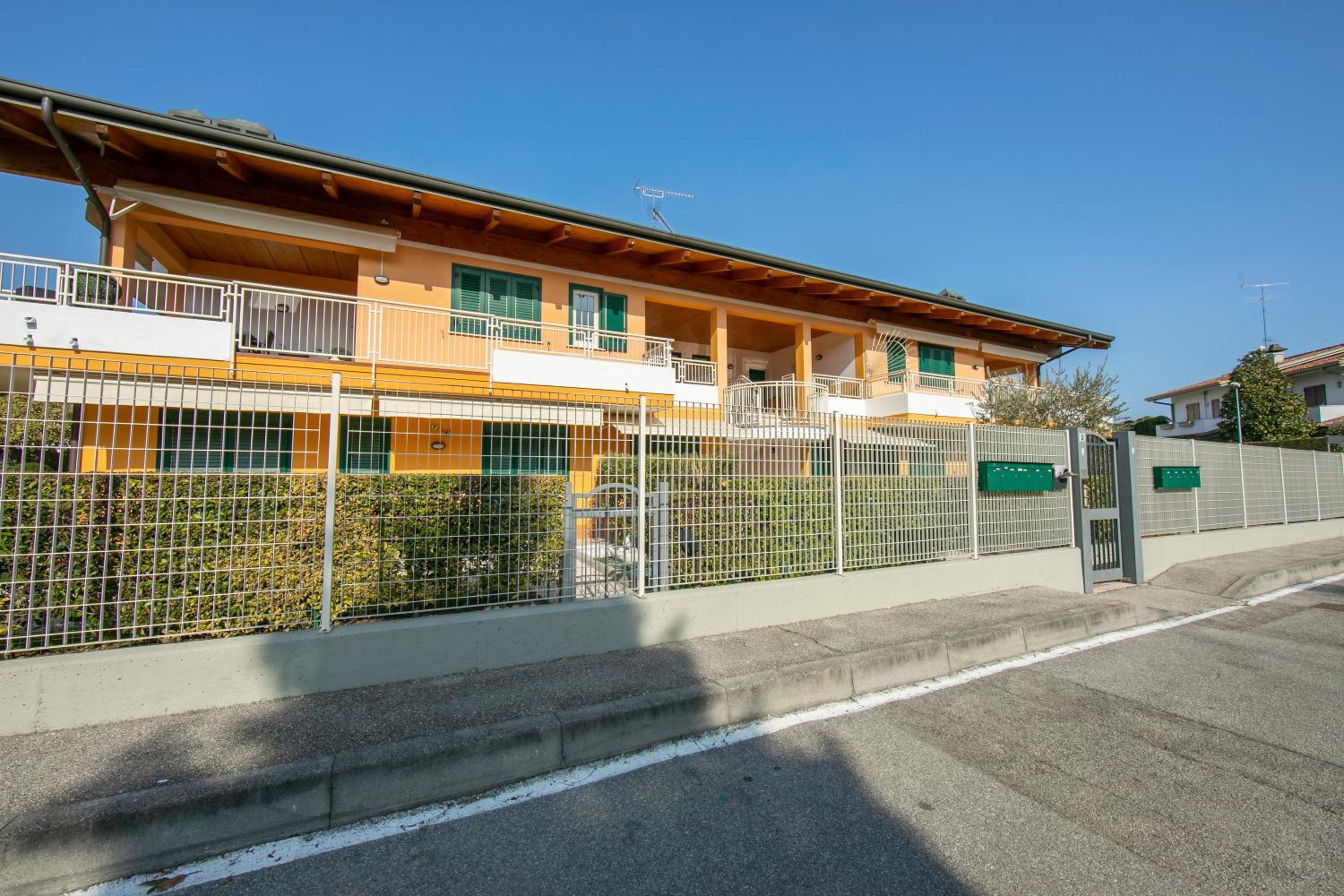 Casa Emma with Pool, Garden and Garage - Happy Rentals en Sirmione