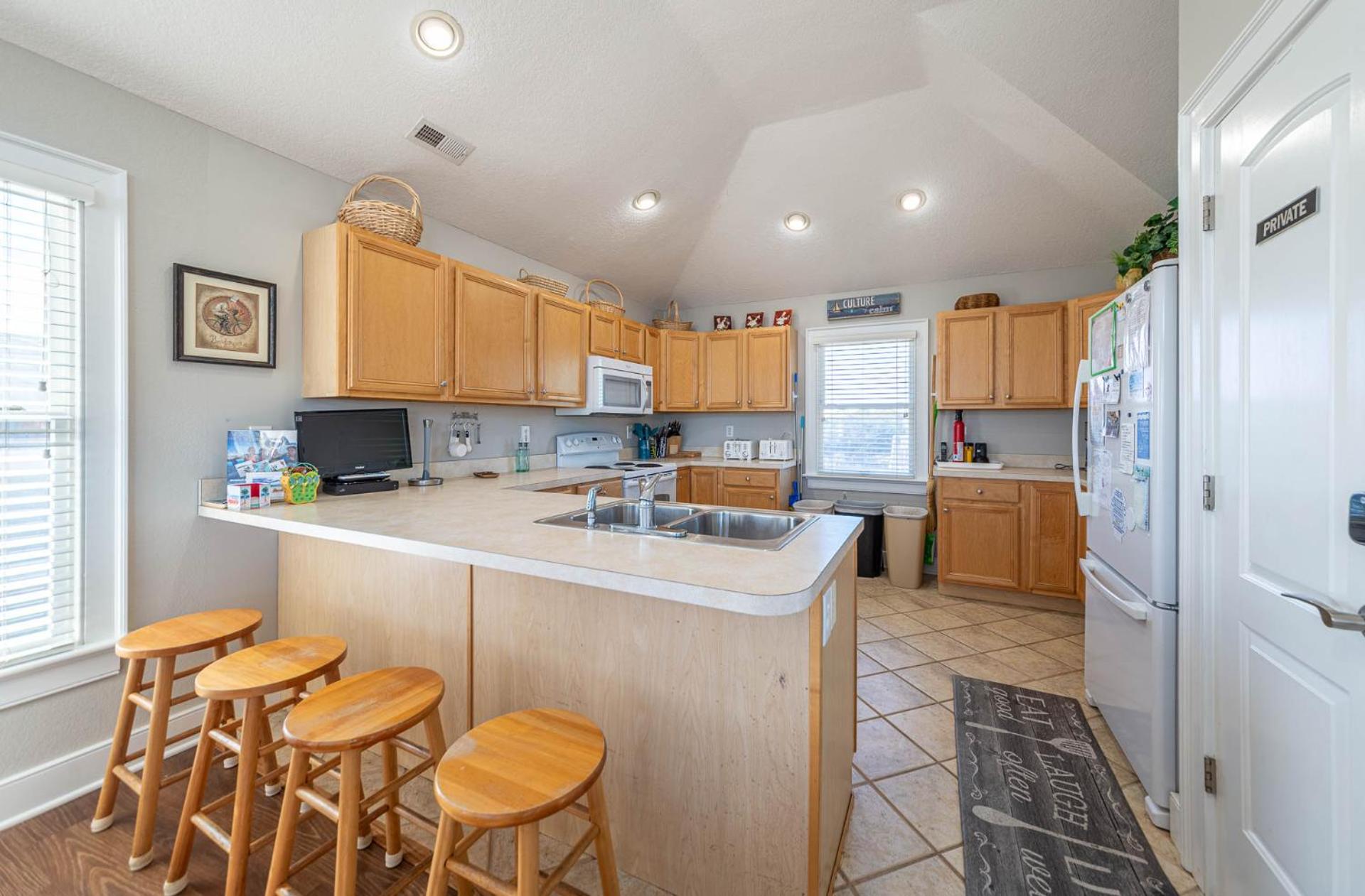 Carolina Sunrise - Corolla, Whalehead, Oceanside, 500 Yds to Beach, Pool, Hot Tub, Volleyball