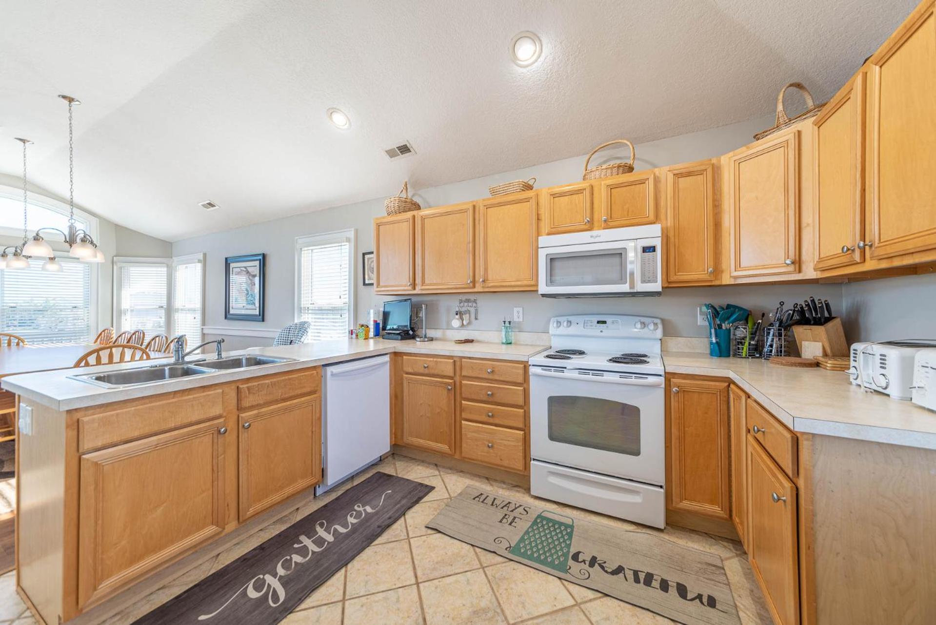 Carolina Sunrise - Corolla, Whalehead, Oceanside, 500 Yds to Beach, Pool, Hot Tub, Volleyball