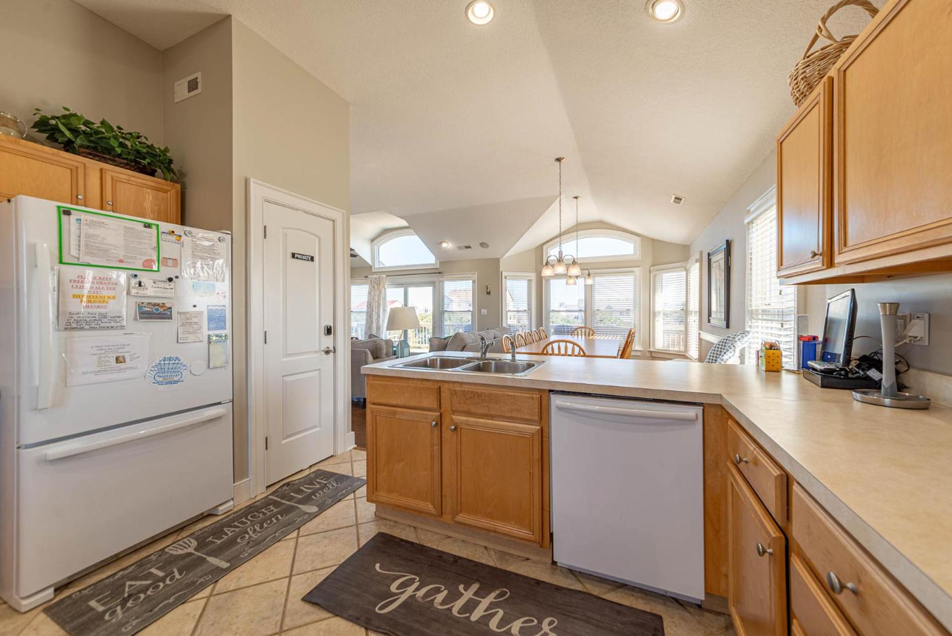 Carolina Sunrise - Corolla, Whalehead, Oceanside, 500 Yds to Beach, Pool, Hot Tub, Volleyball
