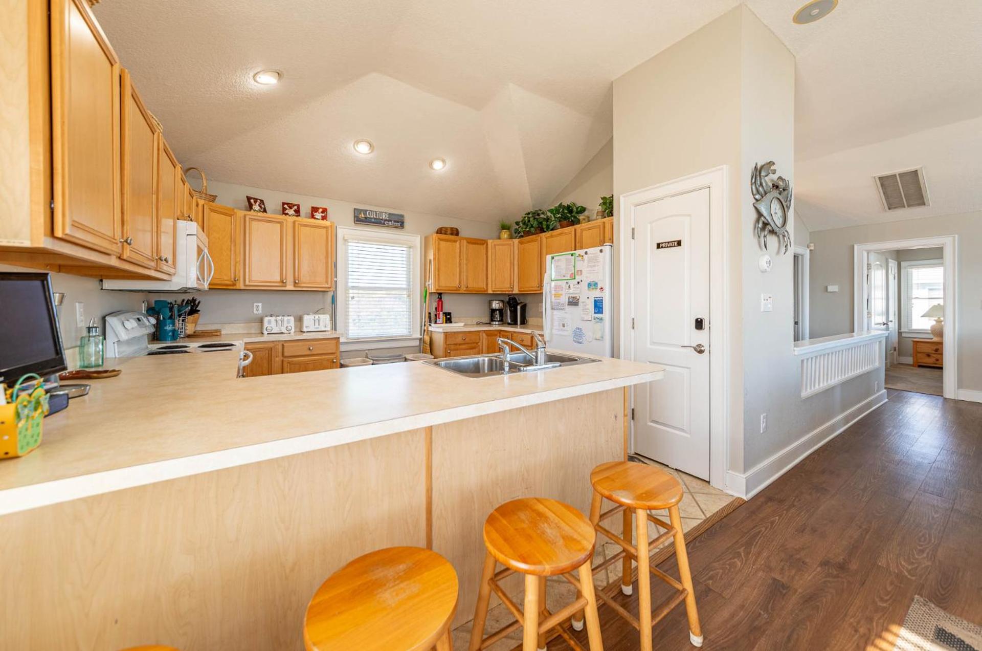 Carolina Sunrise - Corolla, Whalehead, Oceanside, 500 Yds to Beach, Pool, Hot Tub, Volleyball