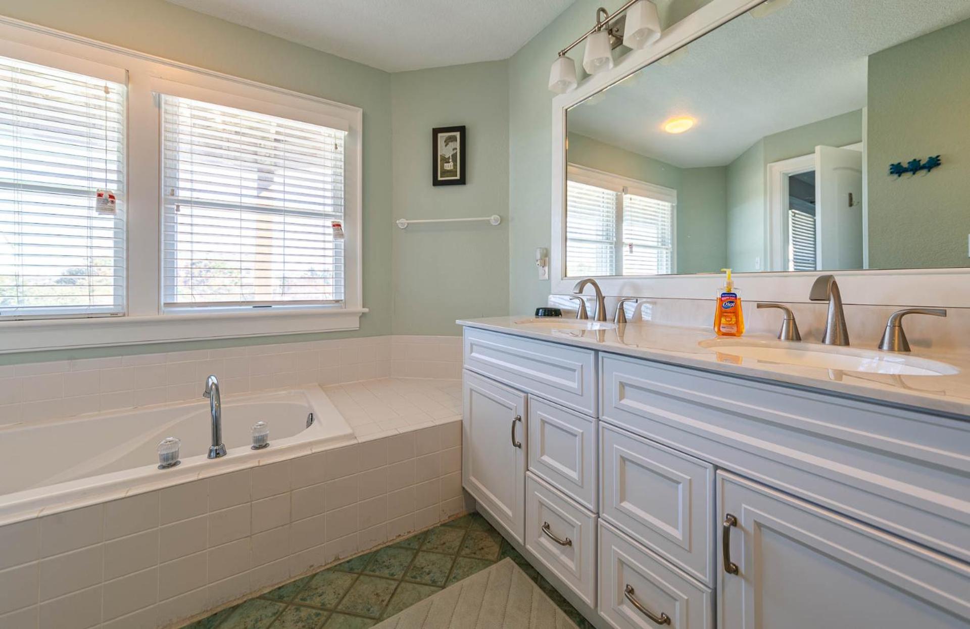 Carolina Sunrise - Corolla, Whalehead, Oceanside, 500 Yds to Beach, Pool, Hot Tub, Volleyball