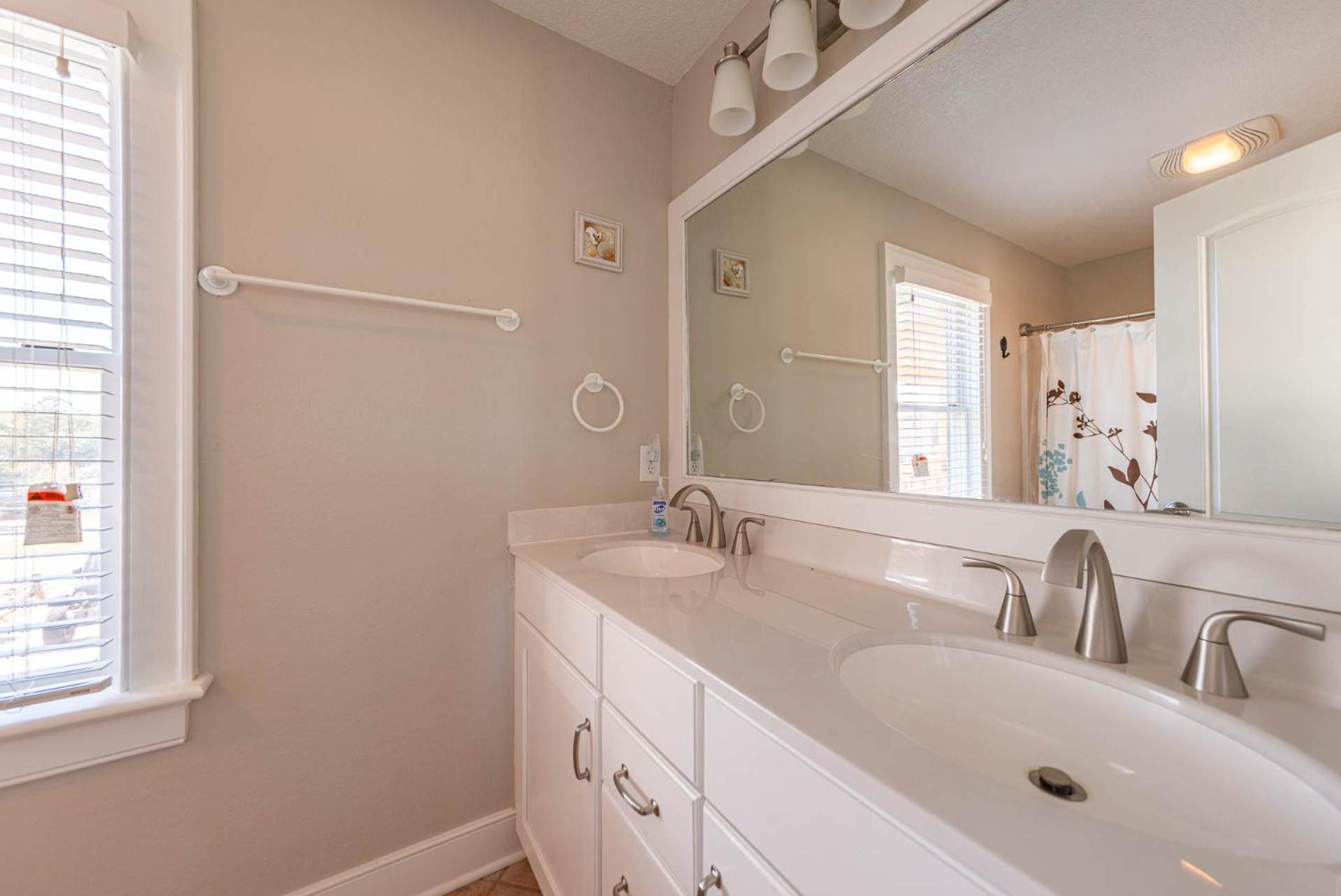 Carolina Sunrise - Corolla, Whalehead, Oceanside, 500 Yds to Beach, Pool, Hot Tub, Volleyball