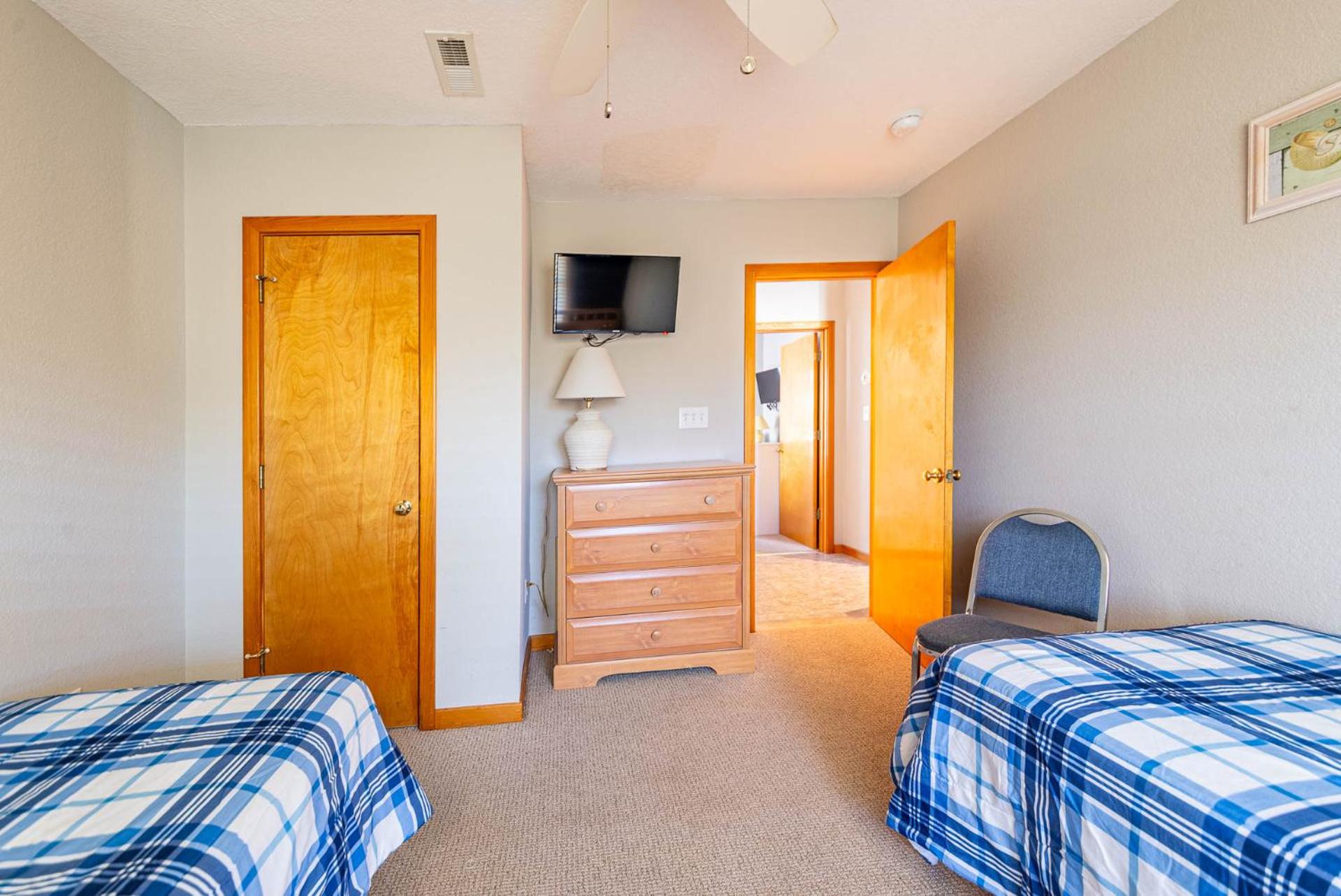 Carolina Sunrise - Corolla, Whalehead, Oceanside, 500 Yds to Beach, Pool, Hot Tub, Volleyball