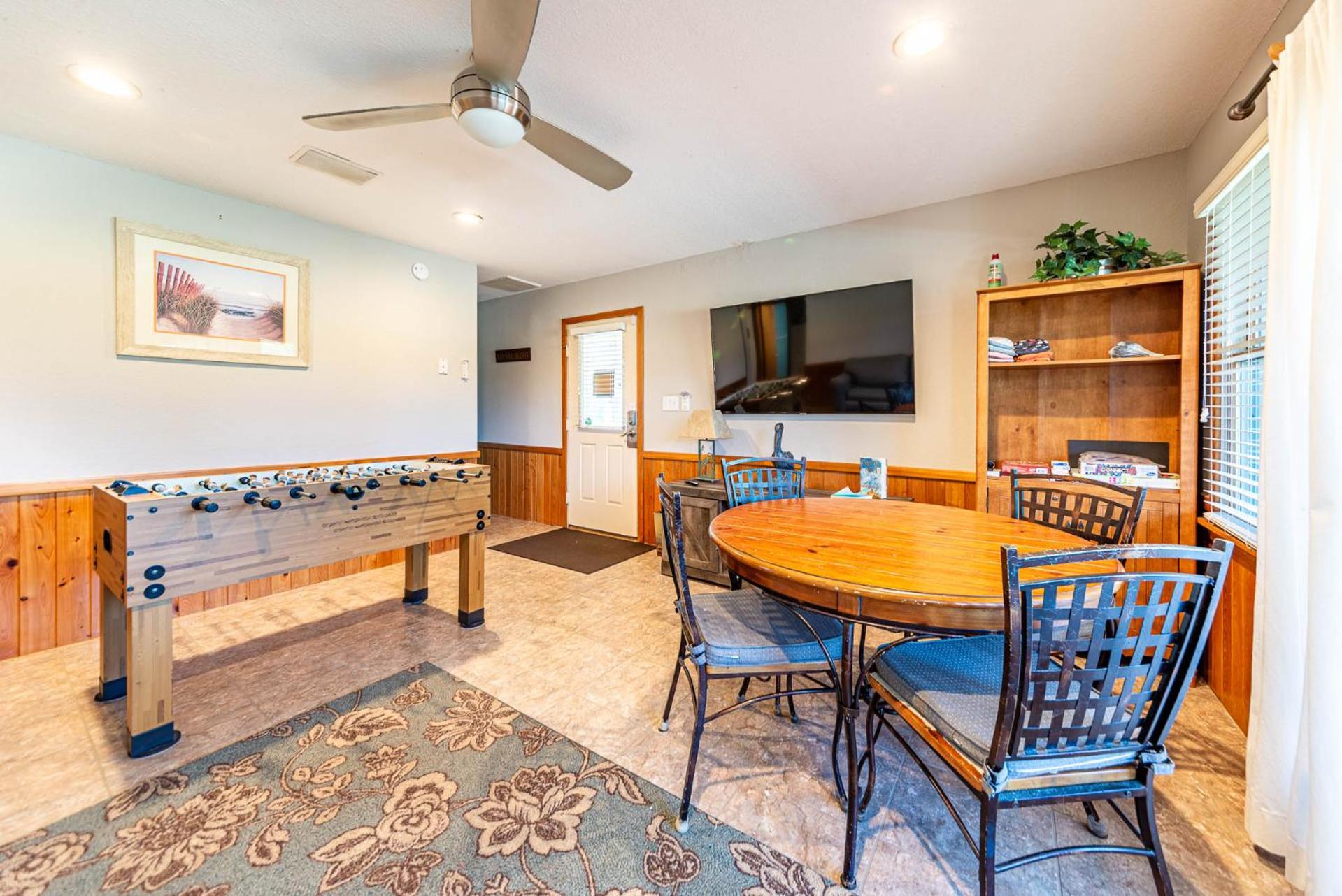 Carolina Sunrise - Corolla, Whalehead, Oceanside, 500 Yds to Beach, Pool, Hot Tub, Volleyball