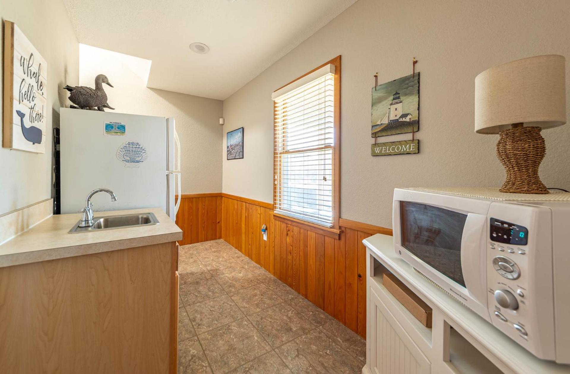 Carolina Sunrise - Corolla, Whalehead, Oceanside, 500 Yds to Beach, Pool, Hot Tub, Volleyball