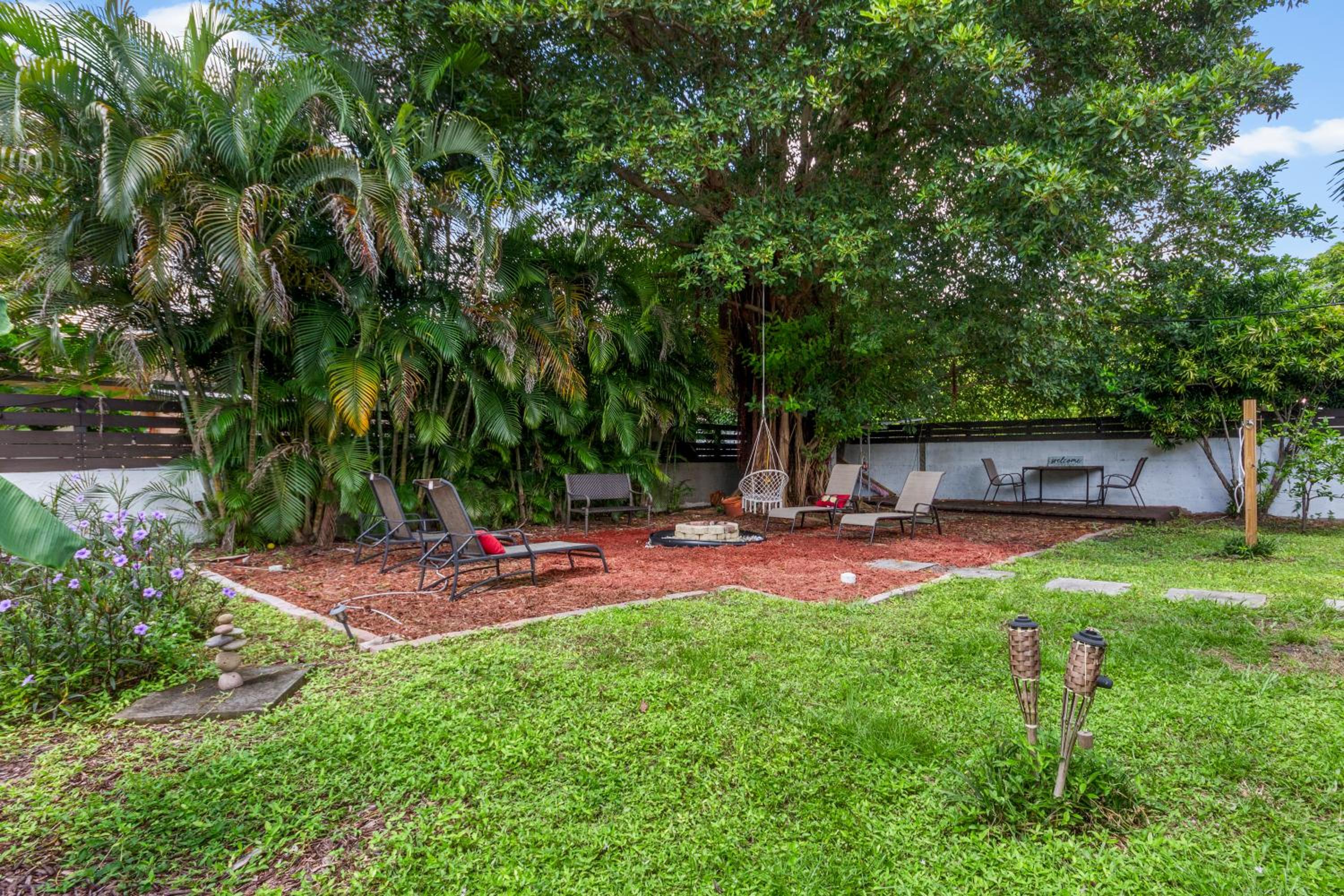 3BR Boho Style Home w Private yard & Firepit