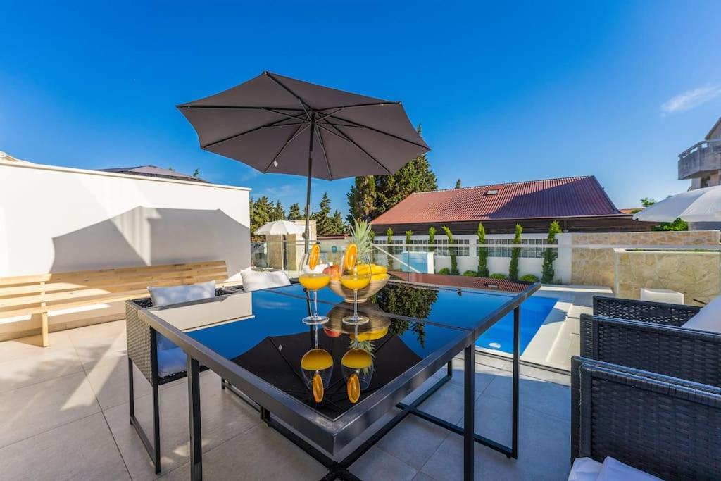 Villa Soleil blanc, luxury villa with private pool view 4