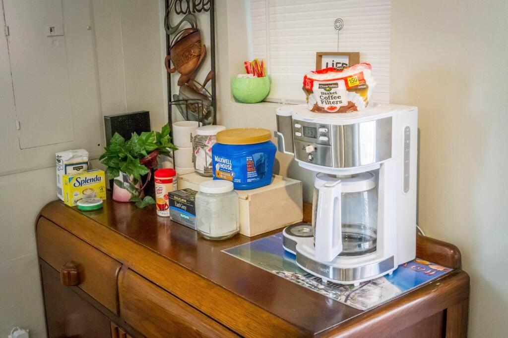 Beach Barn - 5min to Pcola Beach , Full Kitchen