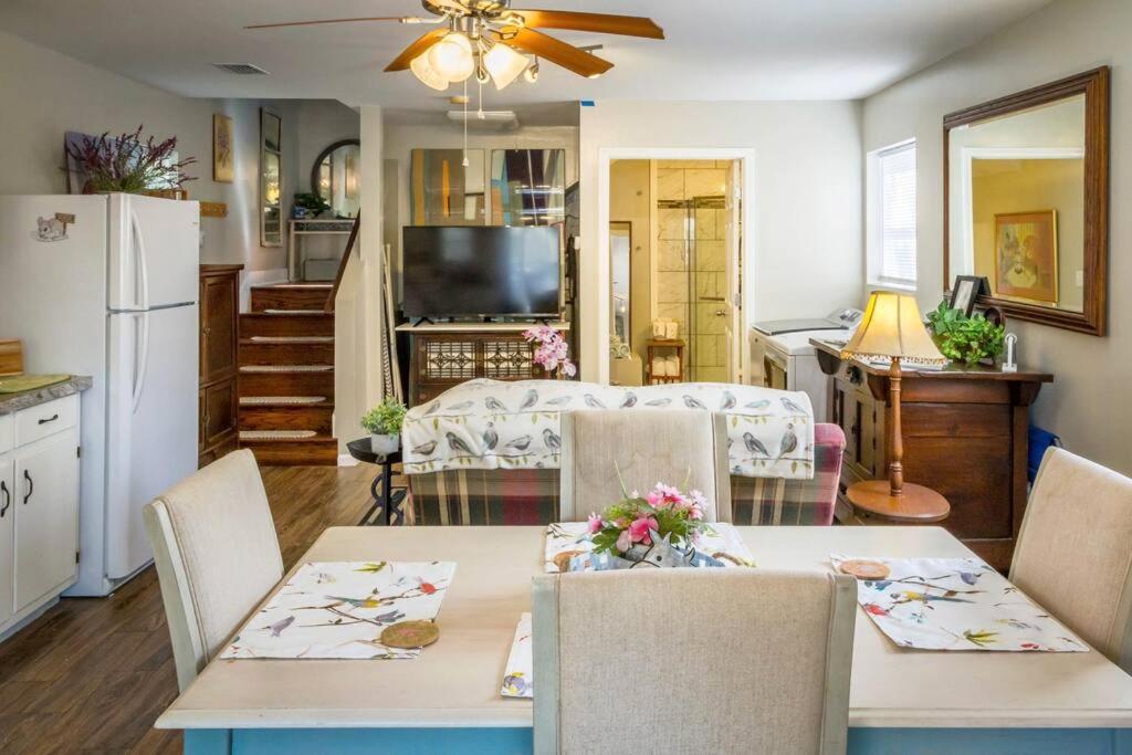 Beach Barn - 5min to Pcola Beach , Full Kitchen