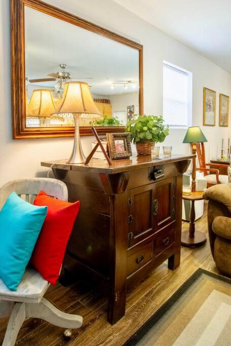 Beach Barn - 5min to Pcola Beach , Full Kitchen