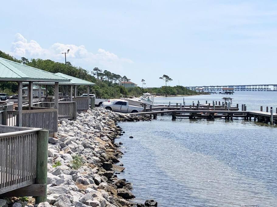 Life's a Breeze - 5min to Pcola Beach , Families view 2