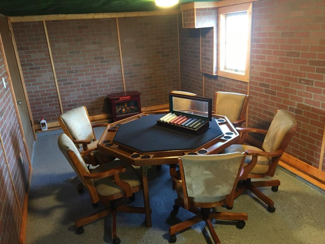 Hotel The CrackerJack House: A Military Salute & Arcade! - Image 1