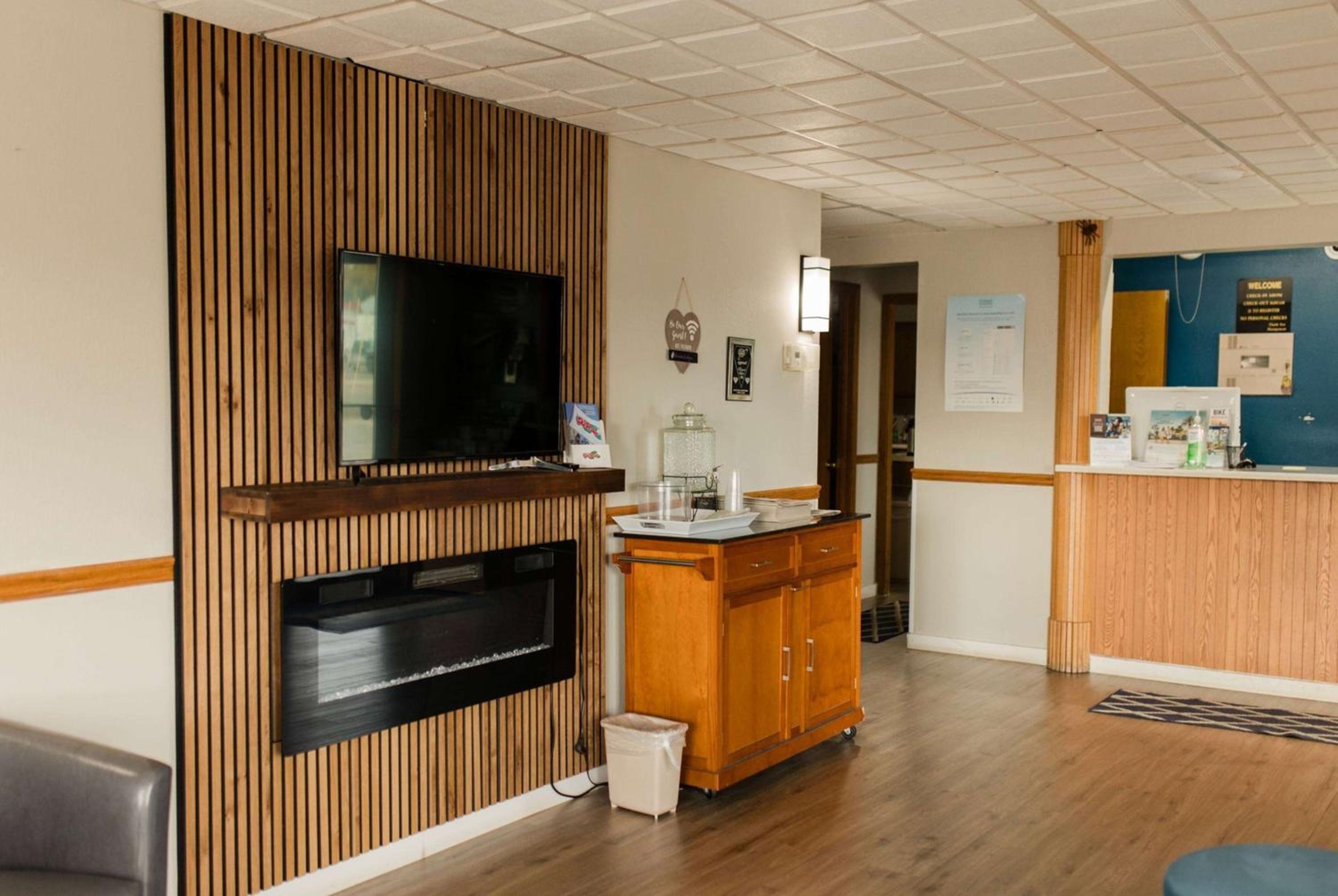 Travelodge by Wyndham Escanaba view 4