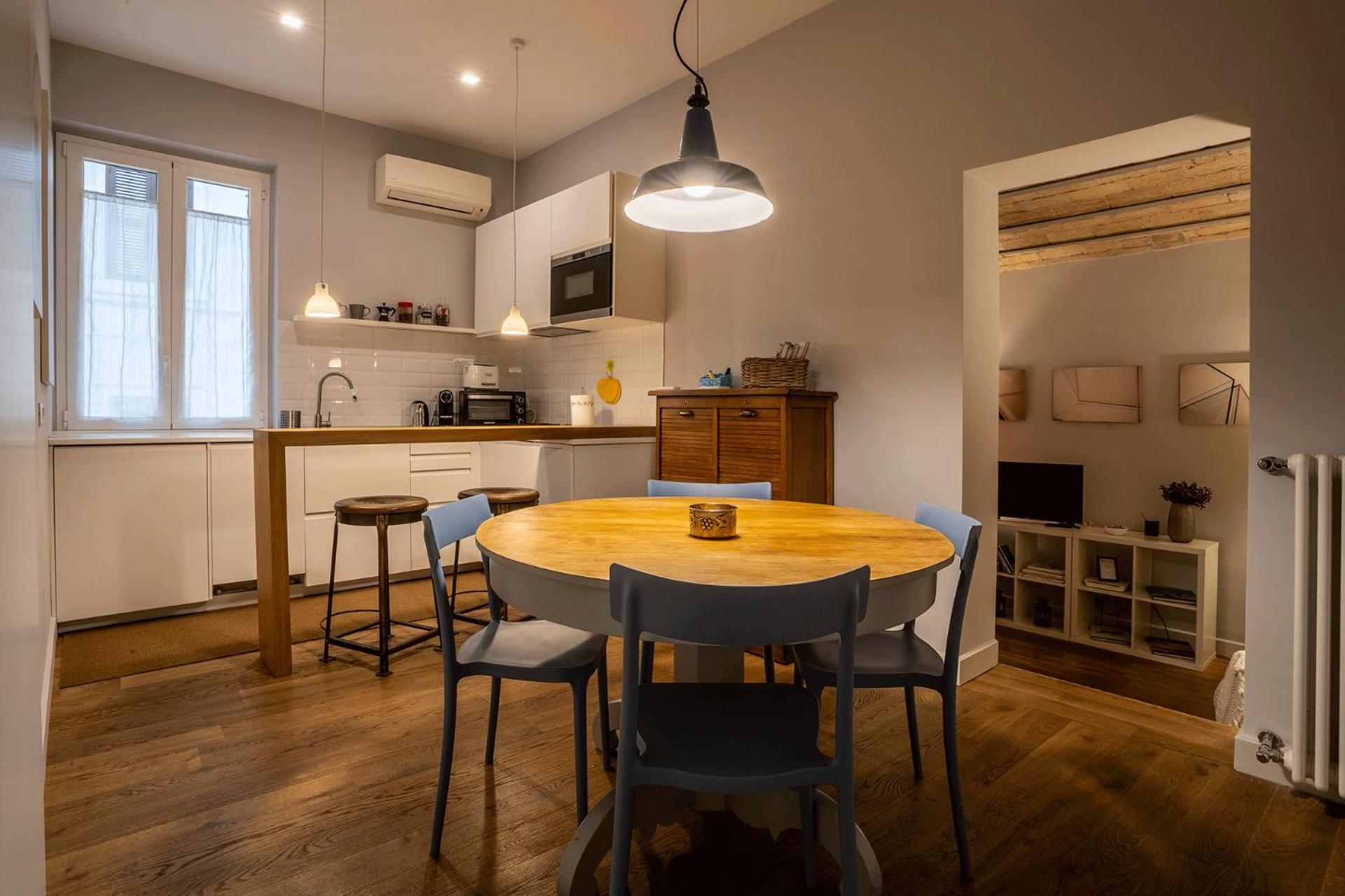 Fotofever Apt, two bedrooms with air conditioned in elegant shopping area, close to Vatican City