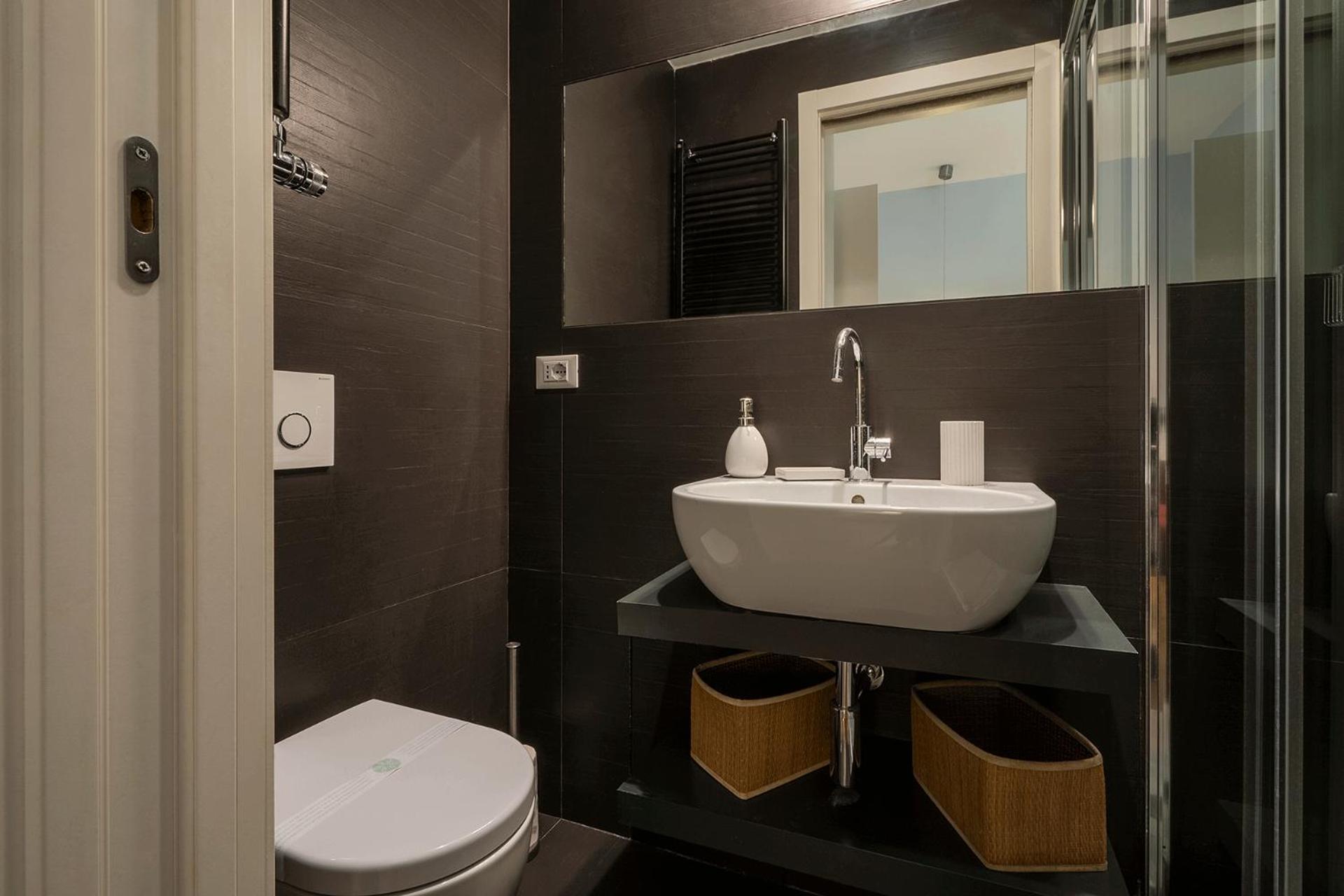 Fotofever Apt, two bedrooms with air conditioned in elegant shopping area, close to Vatican City