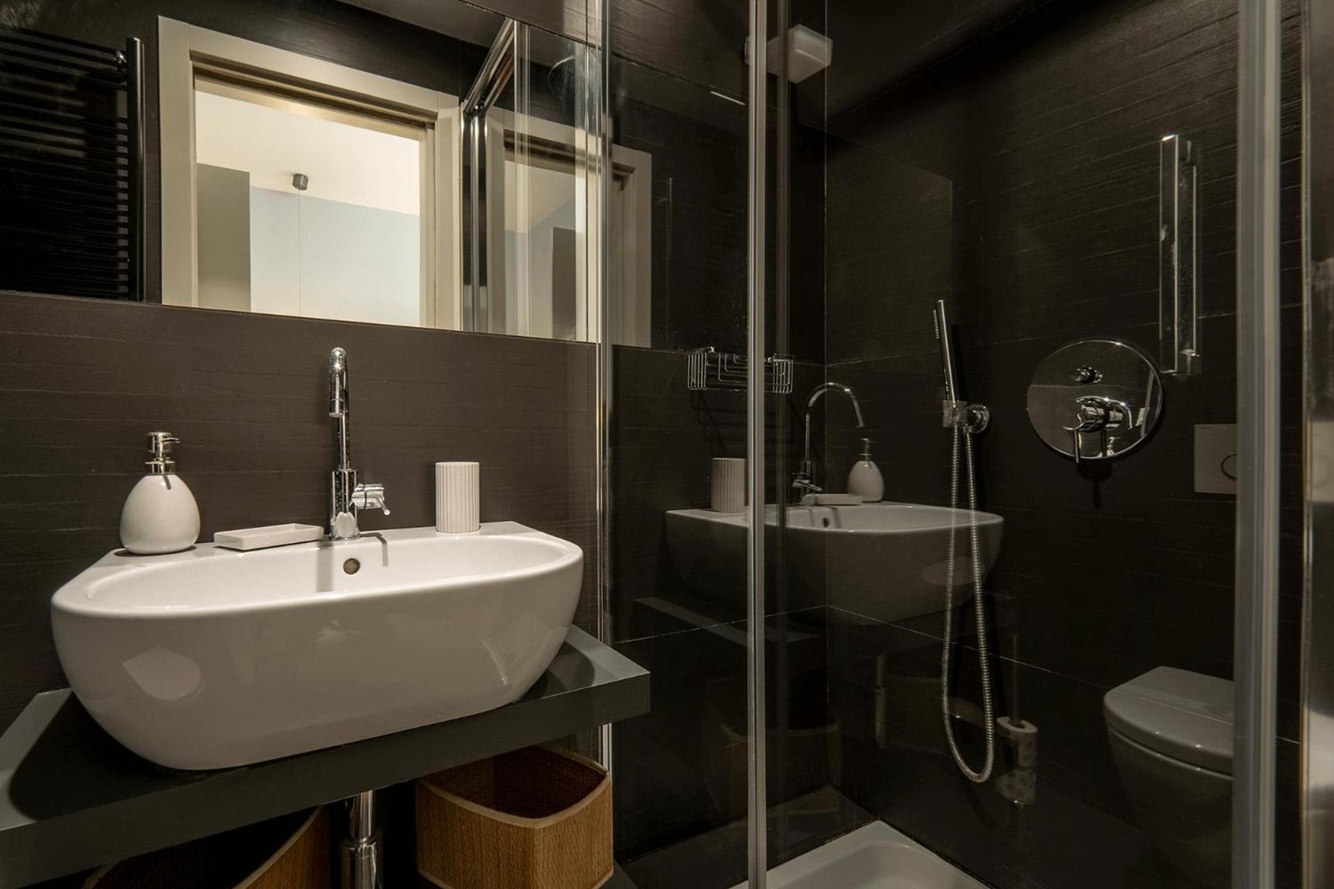 Fotofever Apt, two bedrooms with air conditioned in elegant shopping area, close to Vatican City