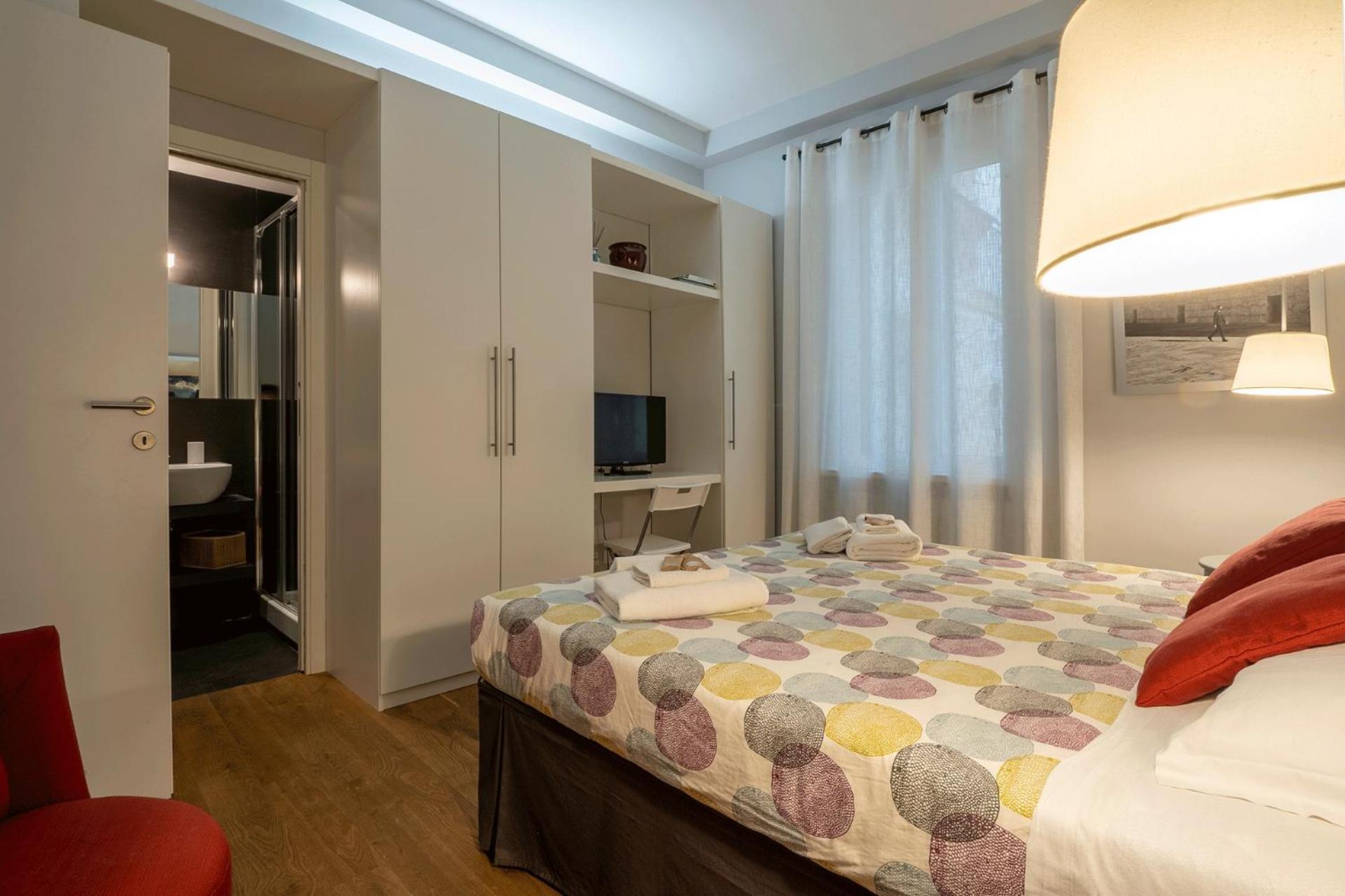 Fotofever Apt, two bedrooms with air conditioned in elegant shopping area, close to Vatican City