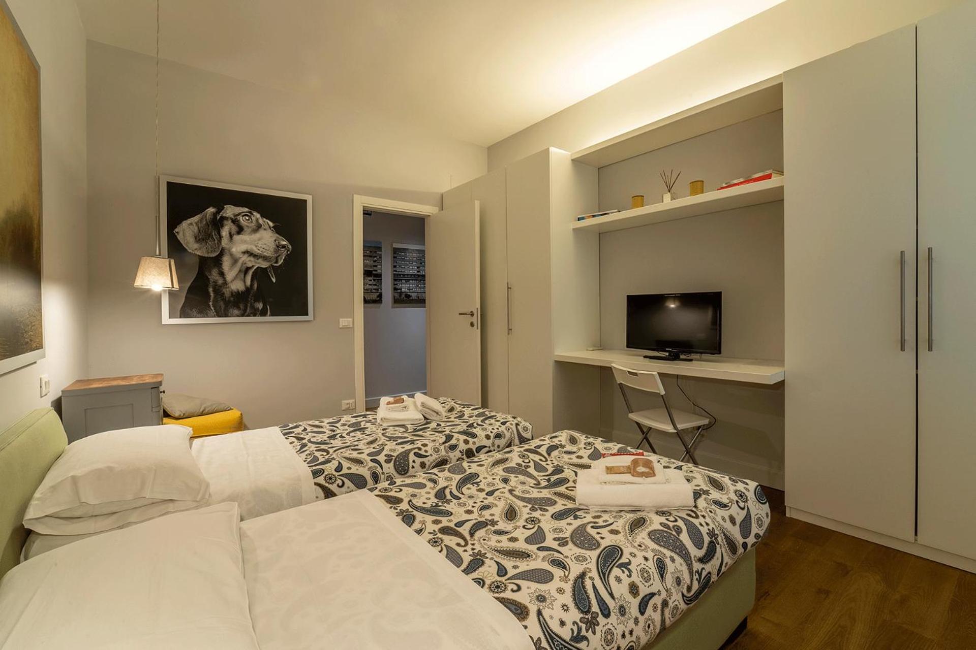 Fotofever Apt, two bedrooms with air conditioned in elegant shopping area, close to Vatican City