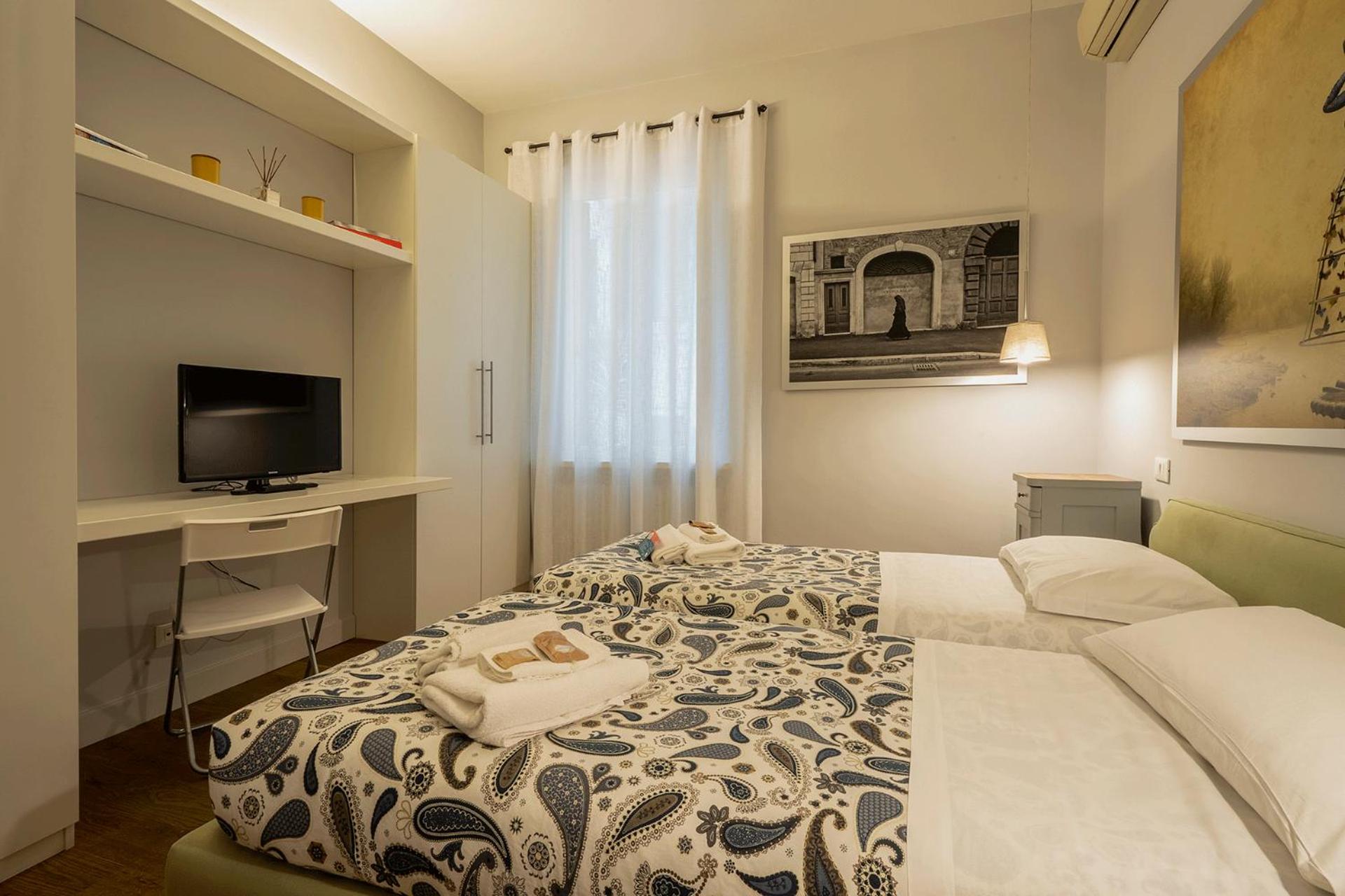 Fotofever Apt, two bedrooms with air conditioned in elegant shopping area, close to Vatican City