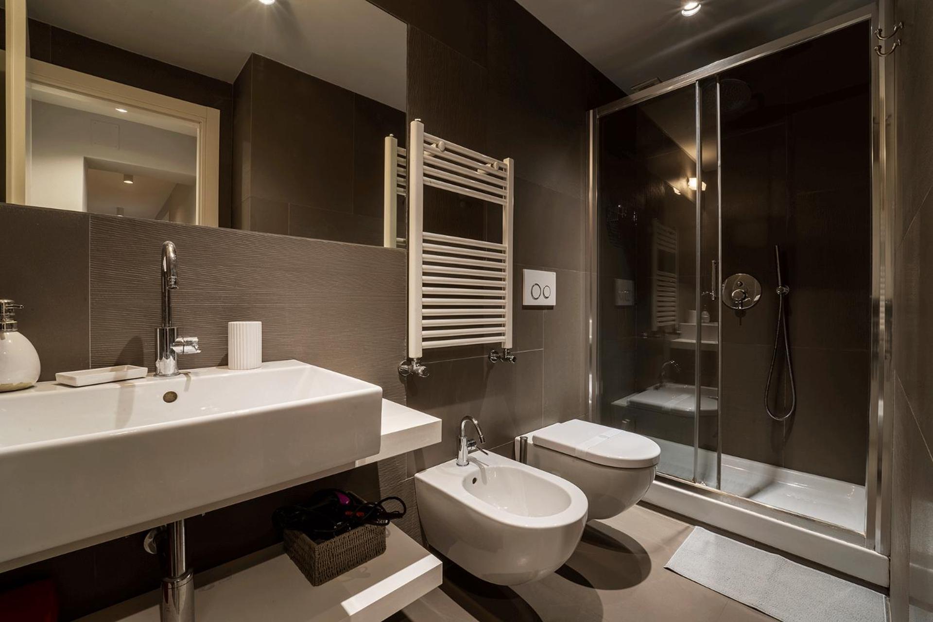 Fotofever Apt, two bedrooms with air conditioned in elegant shopping area, close to Vatican City