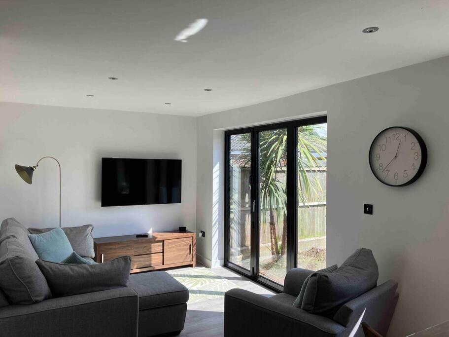Newly renovated, modern bungalow - quiet location view 5