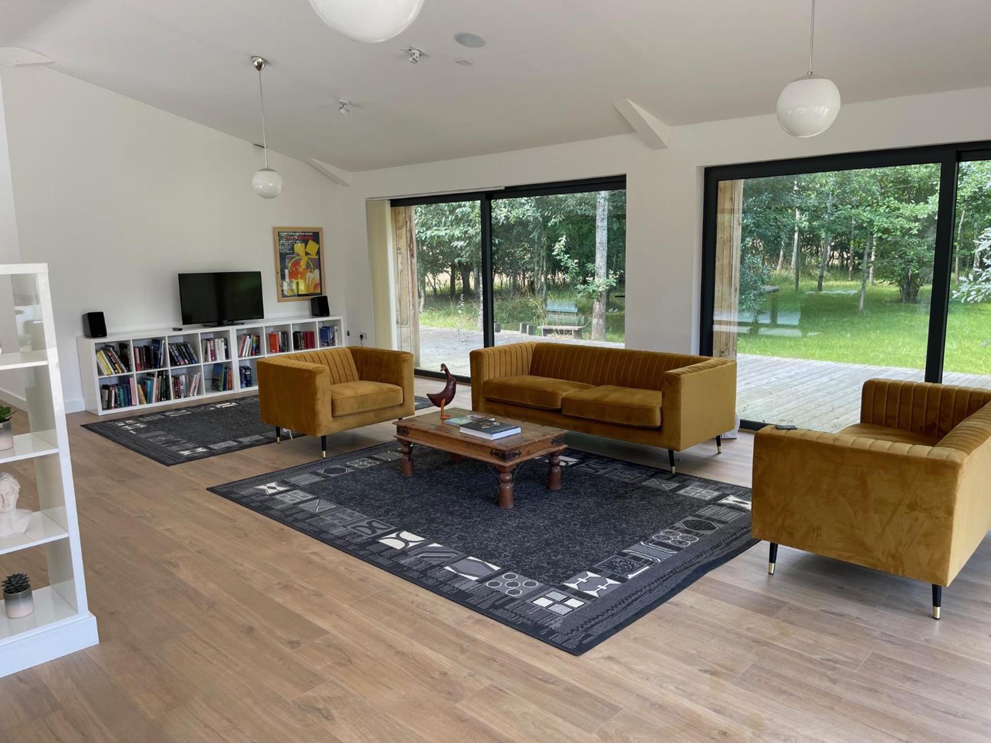Open plan getaway set in 25 acres of woodland view 3