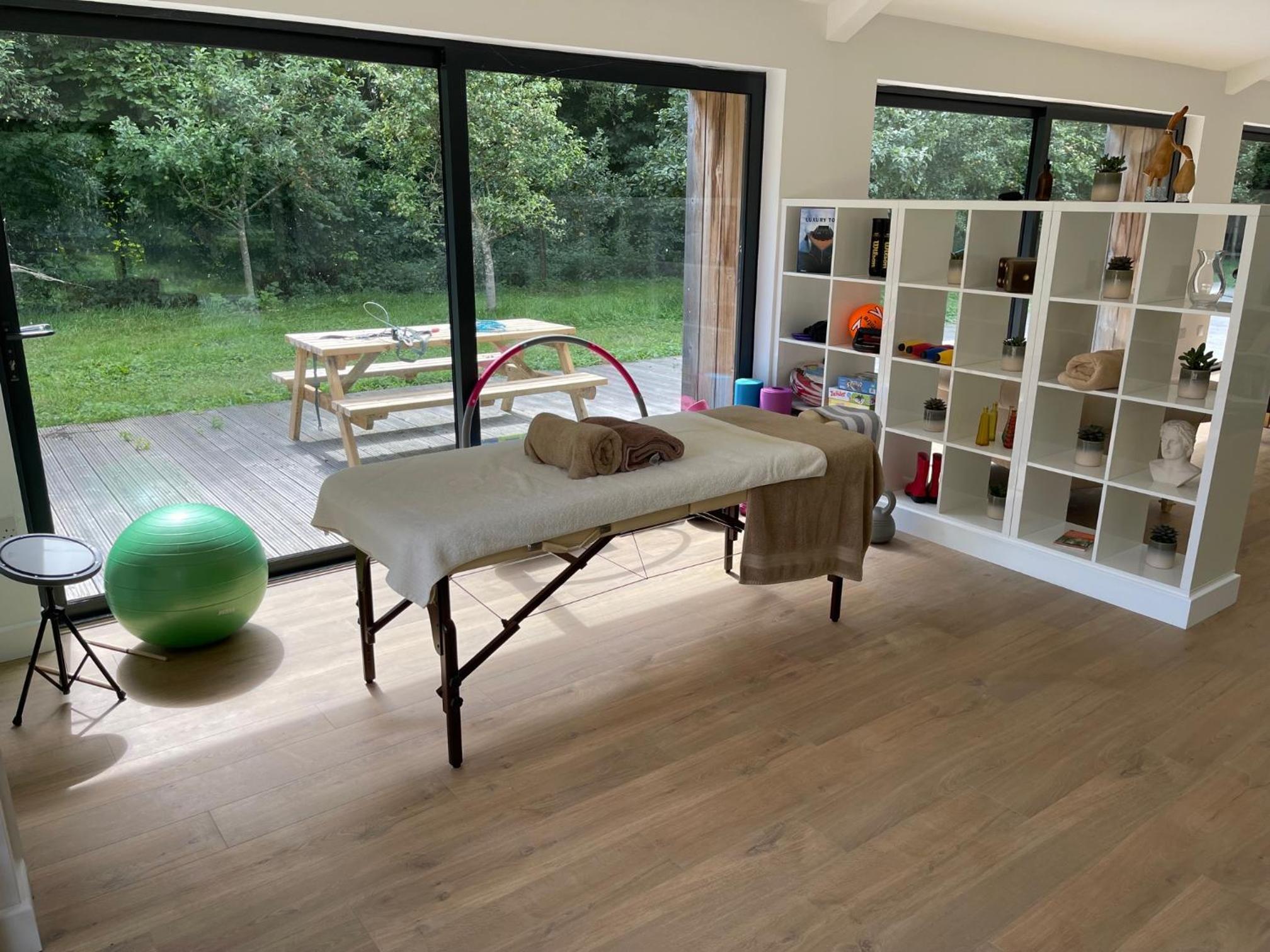 Open plan getaway set in 25 acres of woodland view 4