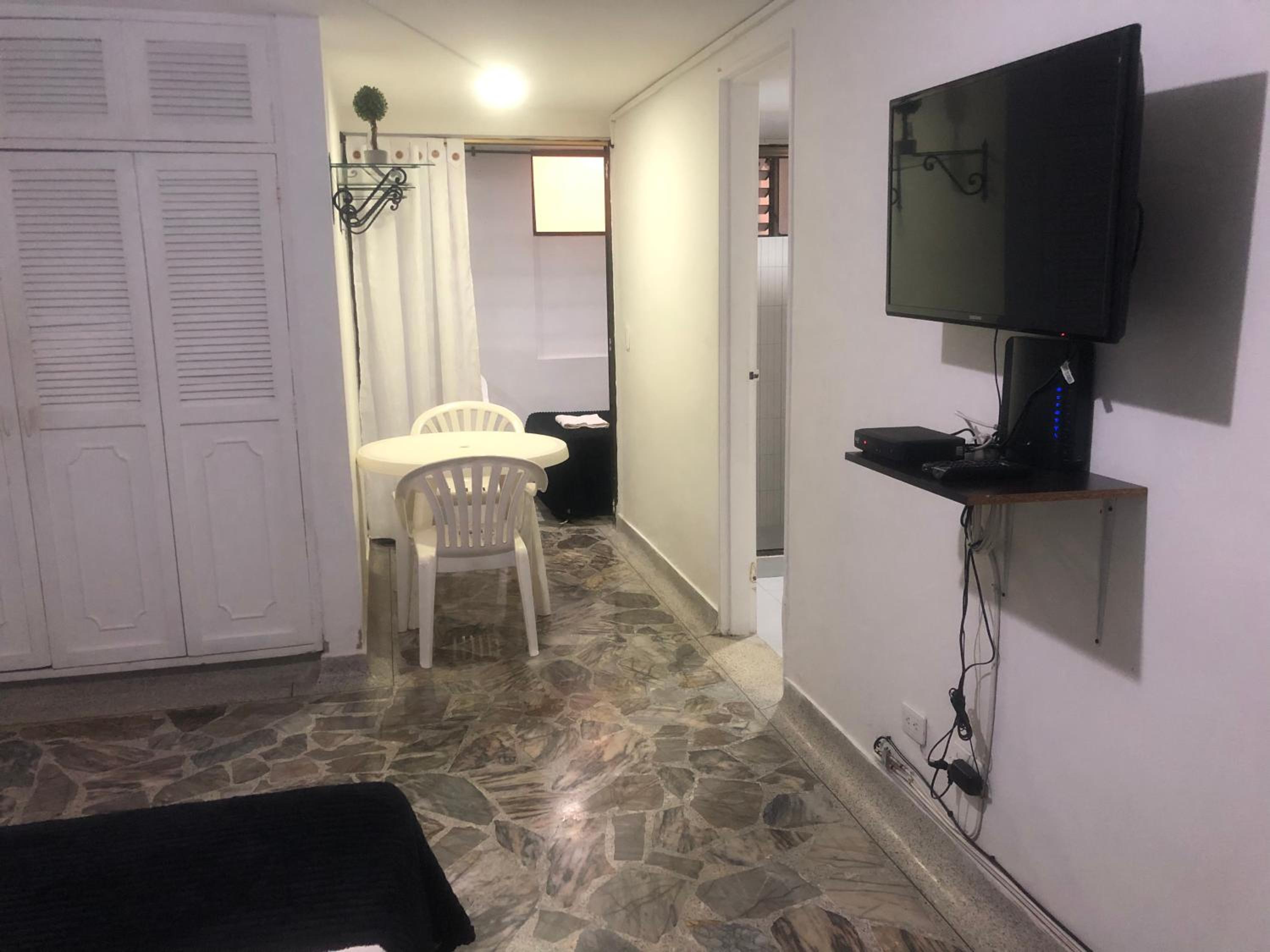 Apartamento cómodo en Laureles , céntrico y bien ubicado 201 view 3