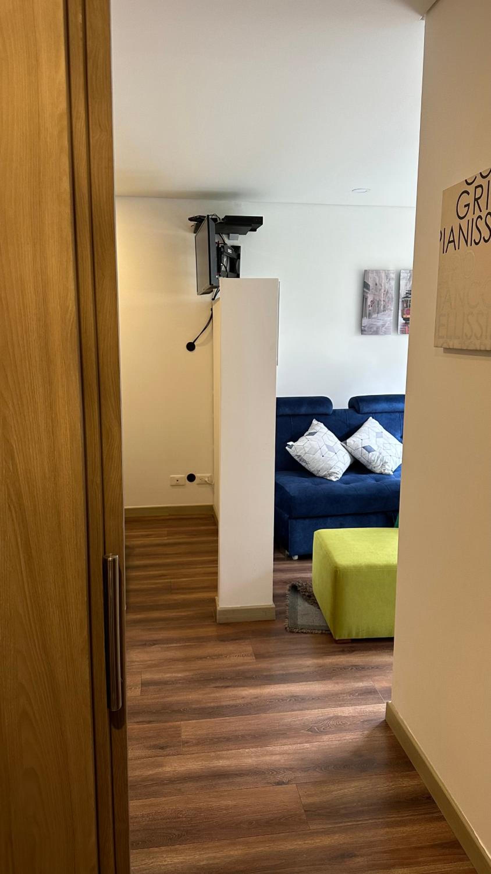 Nice apartment independent in front business center