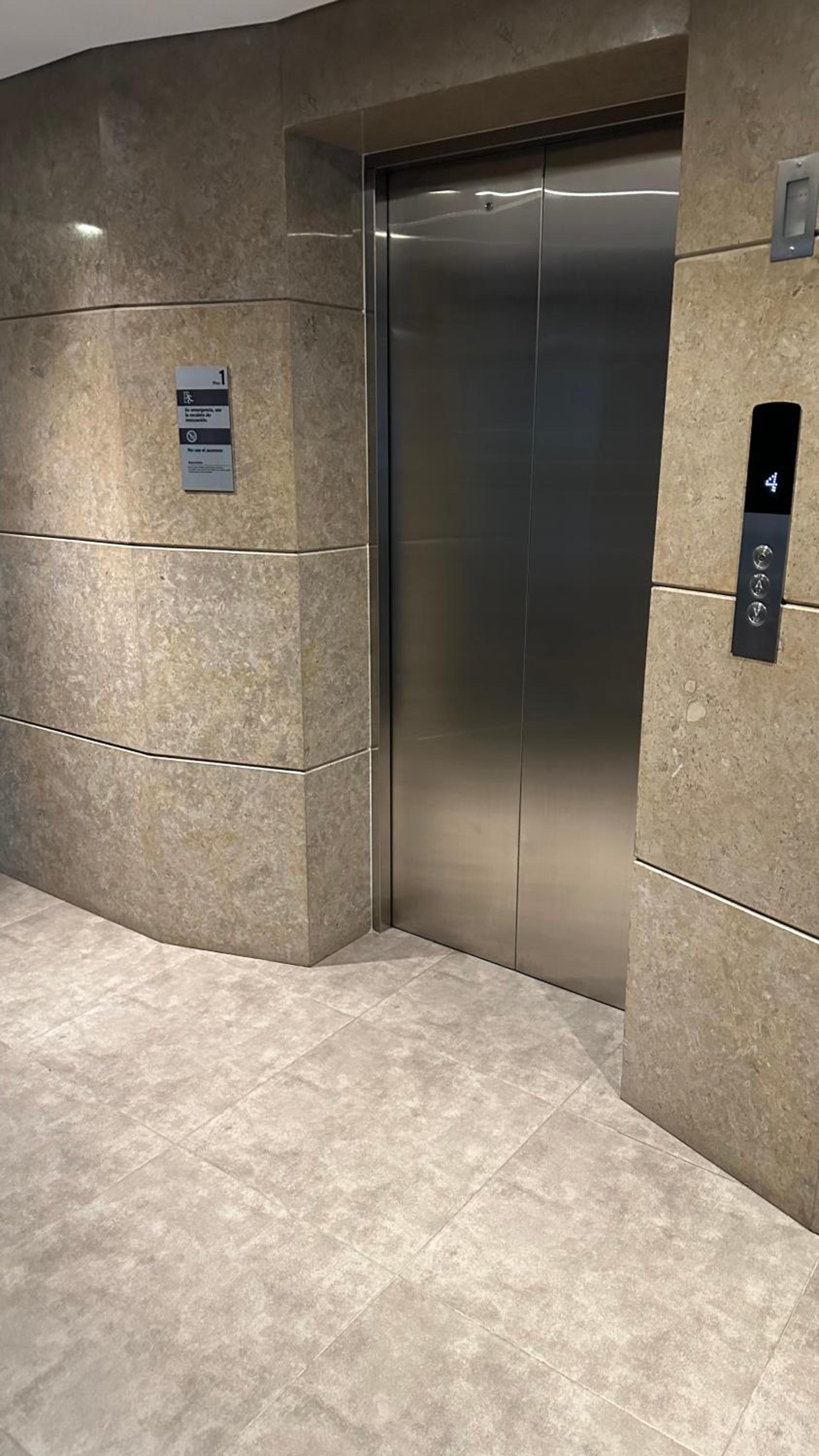 Nice apartment independent in front business center