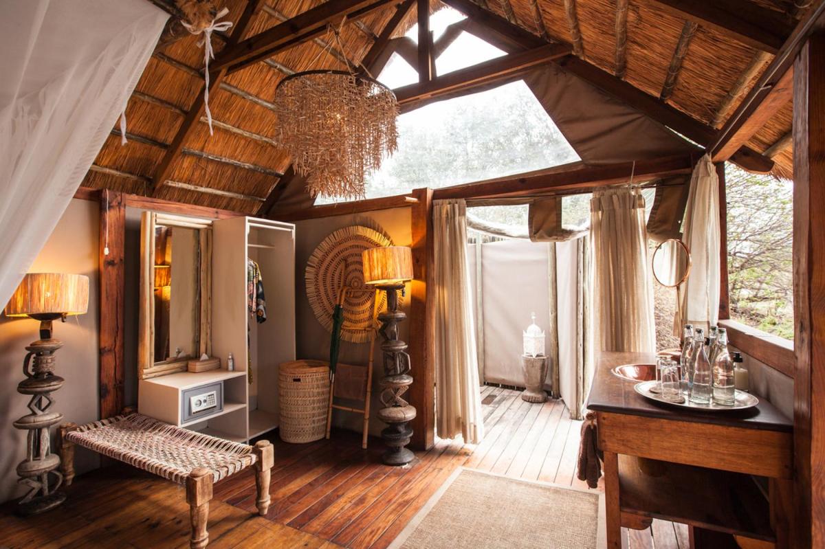 Sindabezi Island Camp