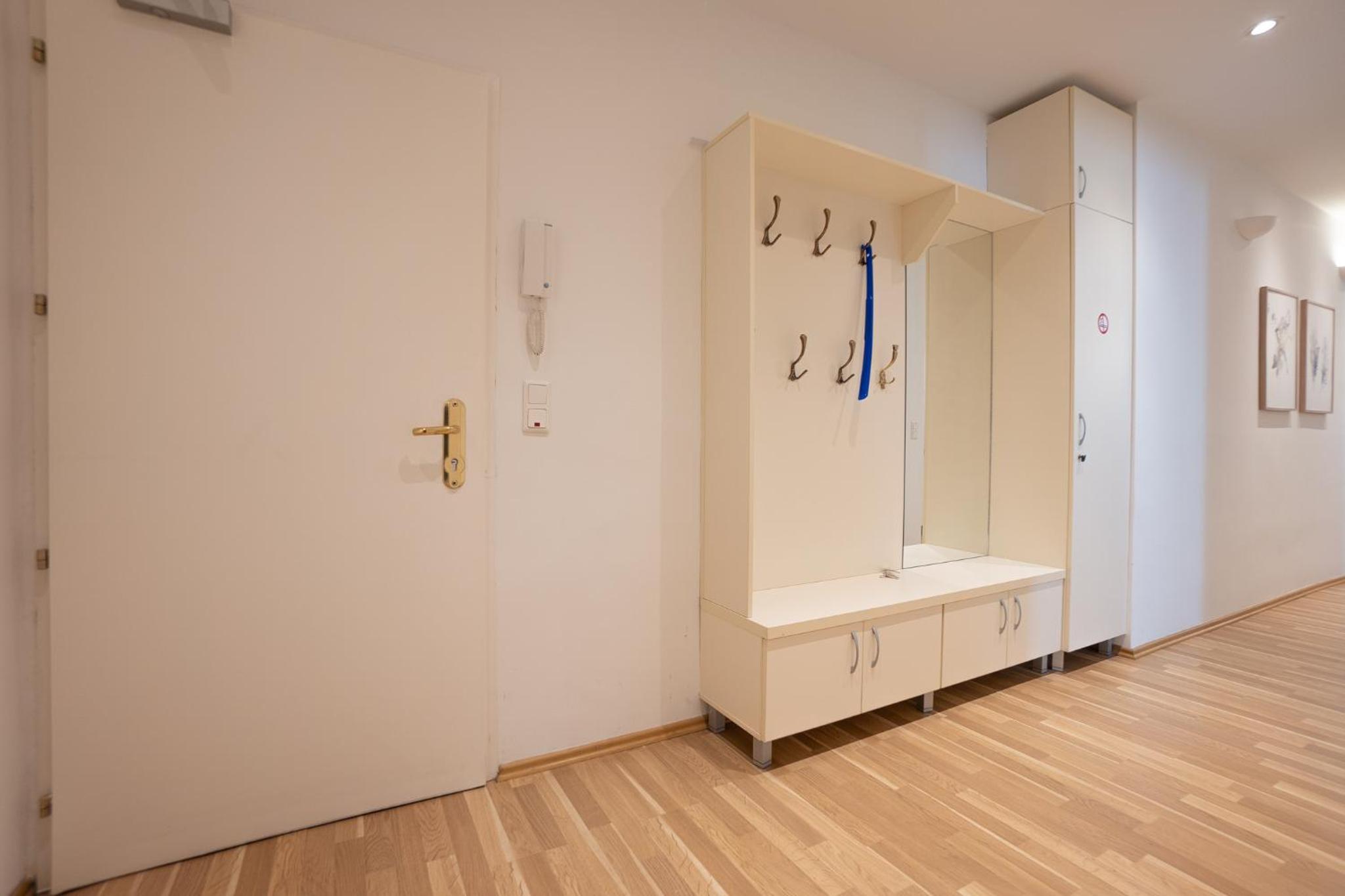 Charming Apartment with Balcony, Close to Stephansdom Cathedral