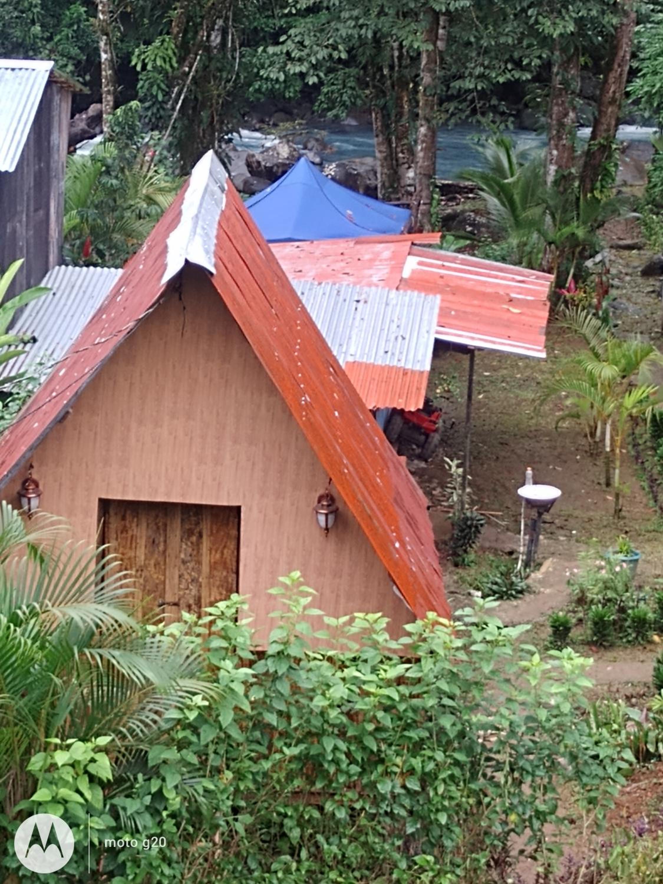 Cabaña bosque río celeste