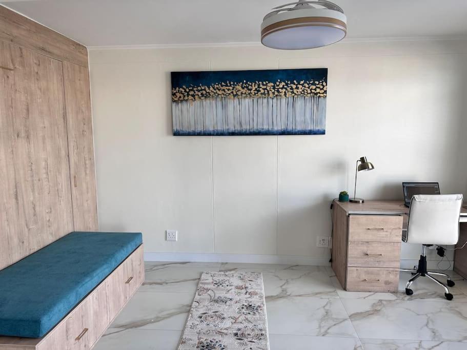 30% off Designer Penthouse - backup power - Cape Town view 3