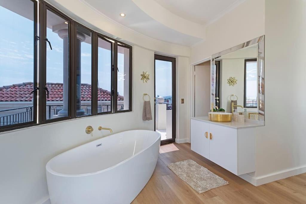 30% off Designer Penthouse - backup power - Cape Town view 5