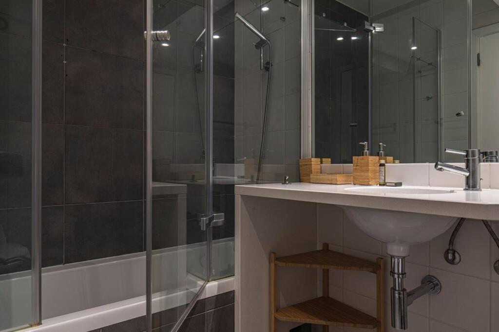 Downtown 2-Bedroom apartment w/terrace view 2